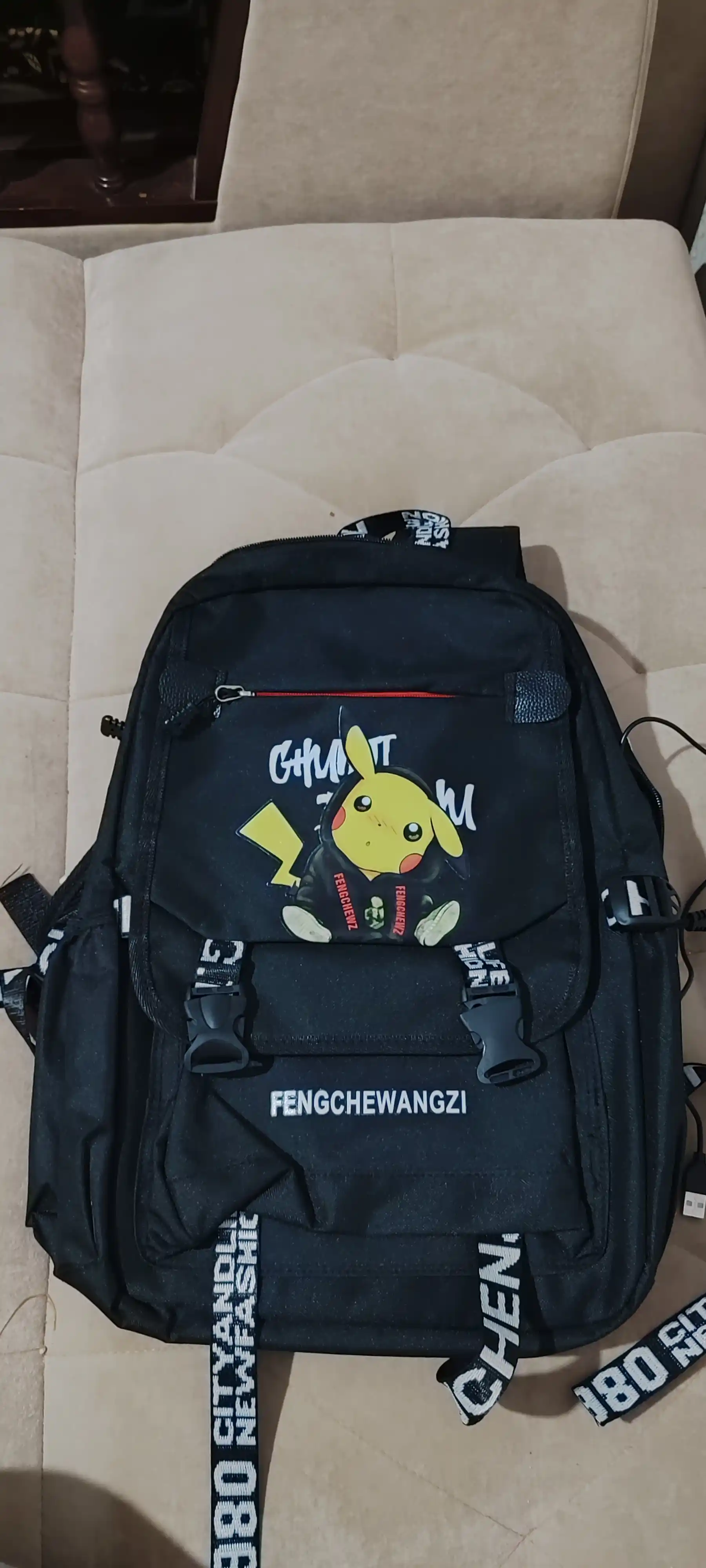 Universal, shahar, o‘qish, sayohat, kundalik, Pikachu ryukzagi