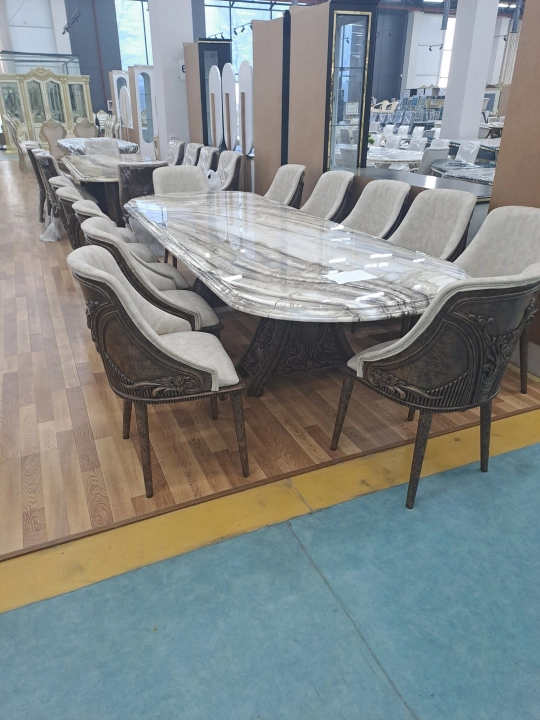 Мраморный стол и стулья
