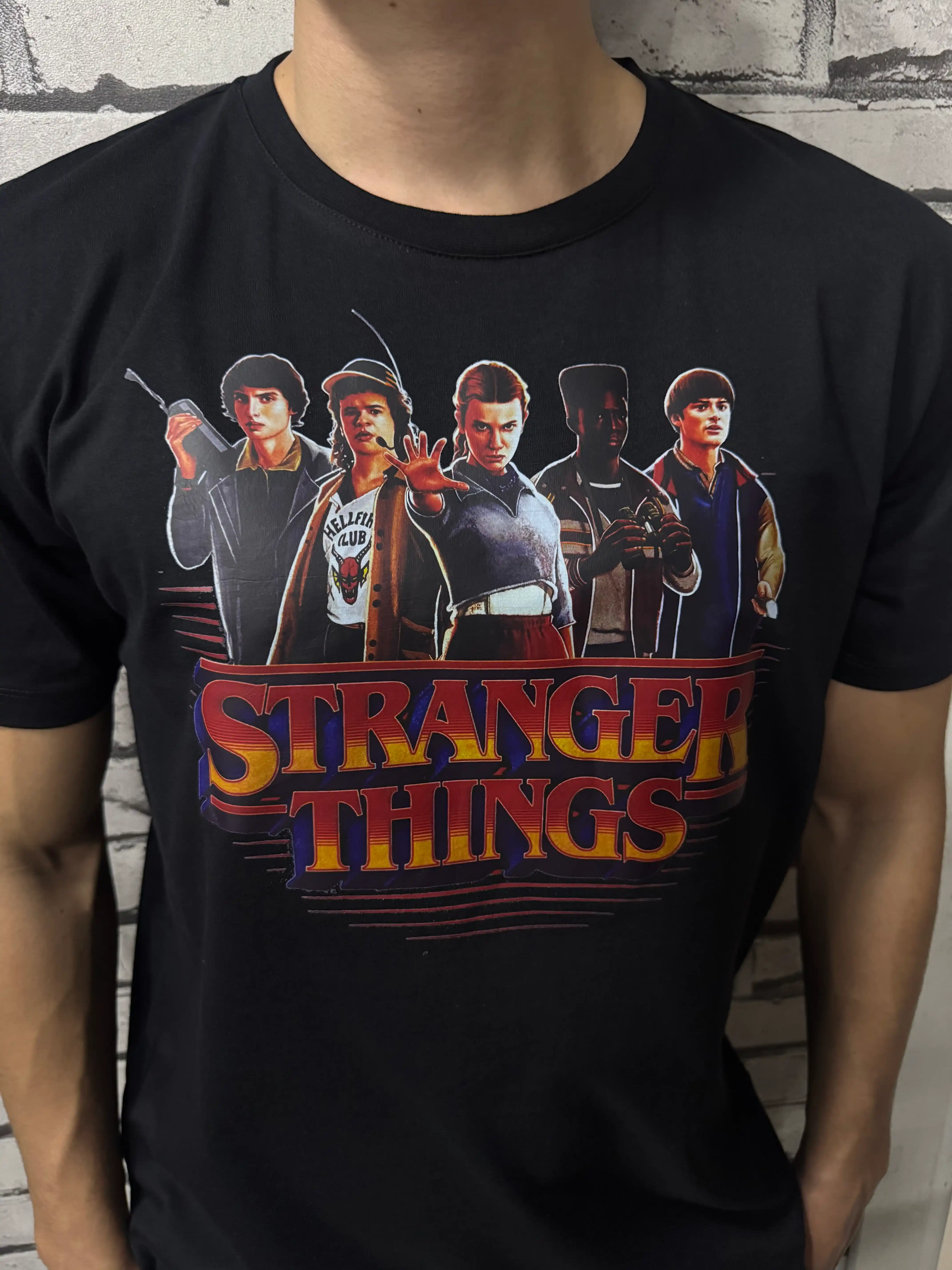 Stranger Things seriyasidan bosma naqshli futbolkalar