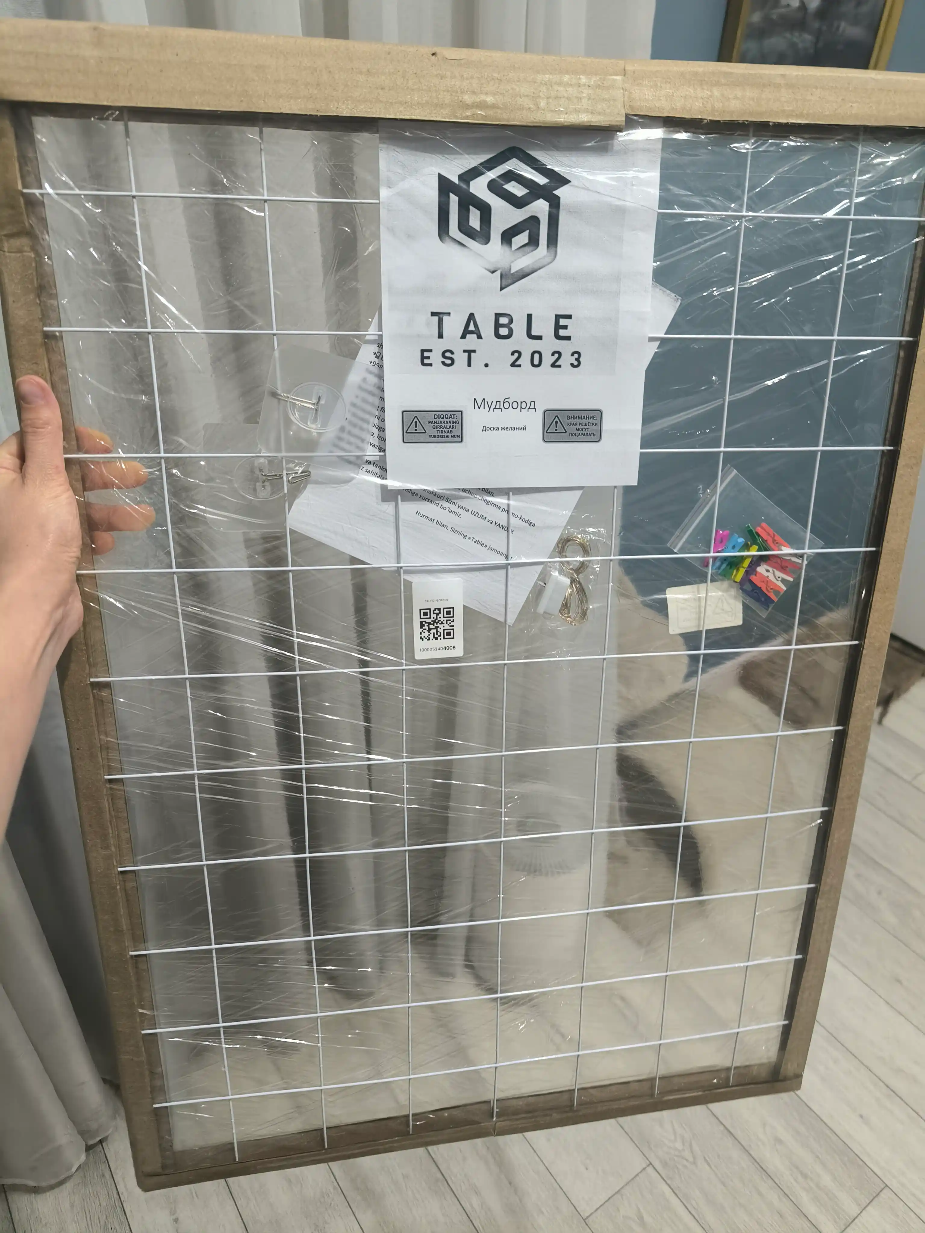Мudbord, metall panjara, fotosuratlar uchun tilaklar xaritasi