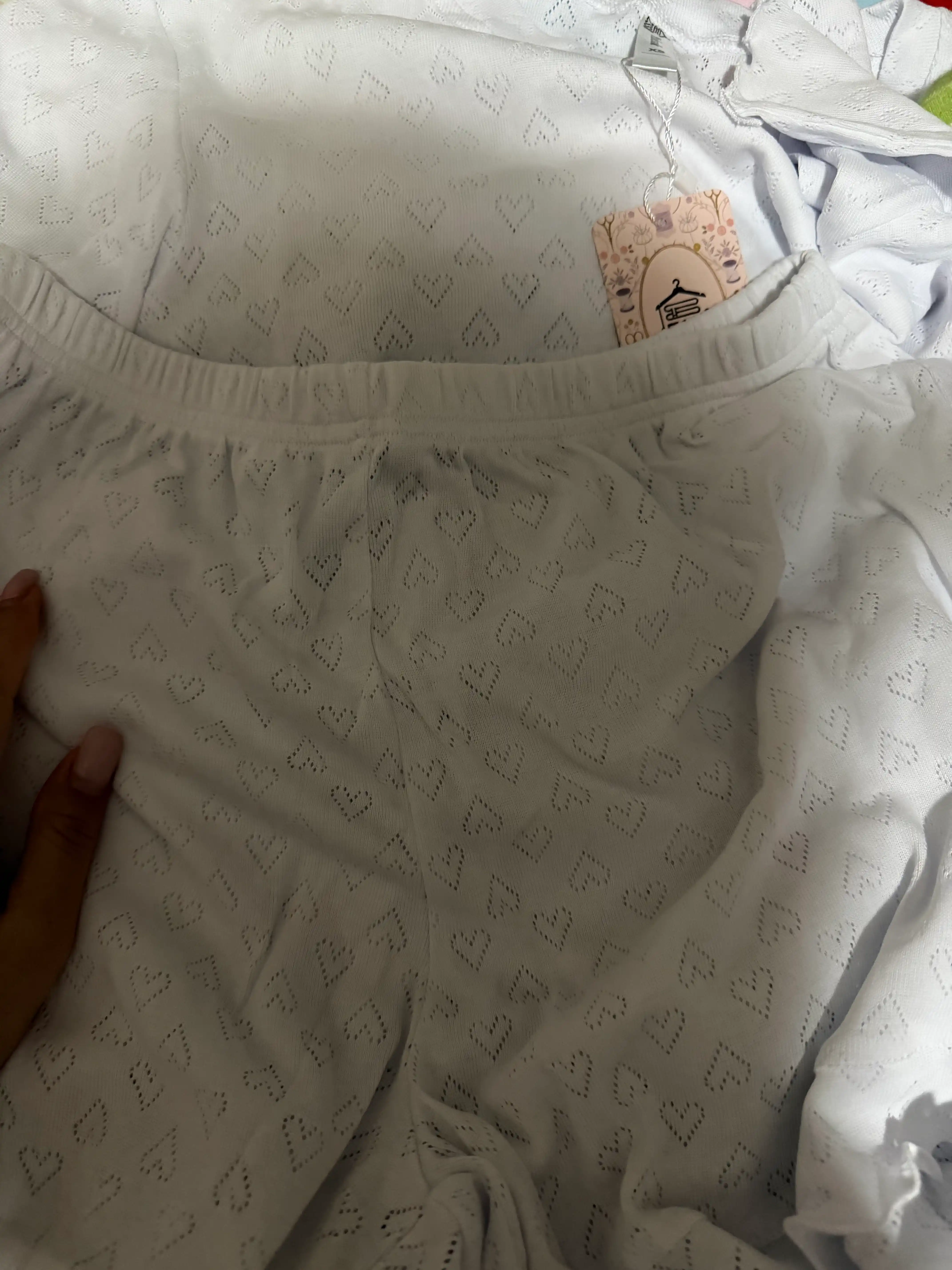 Qisqa shimlar va to'rli futbolka bilan pijama