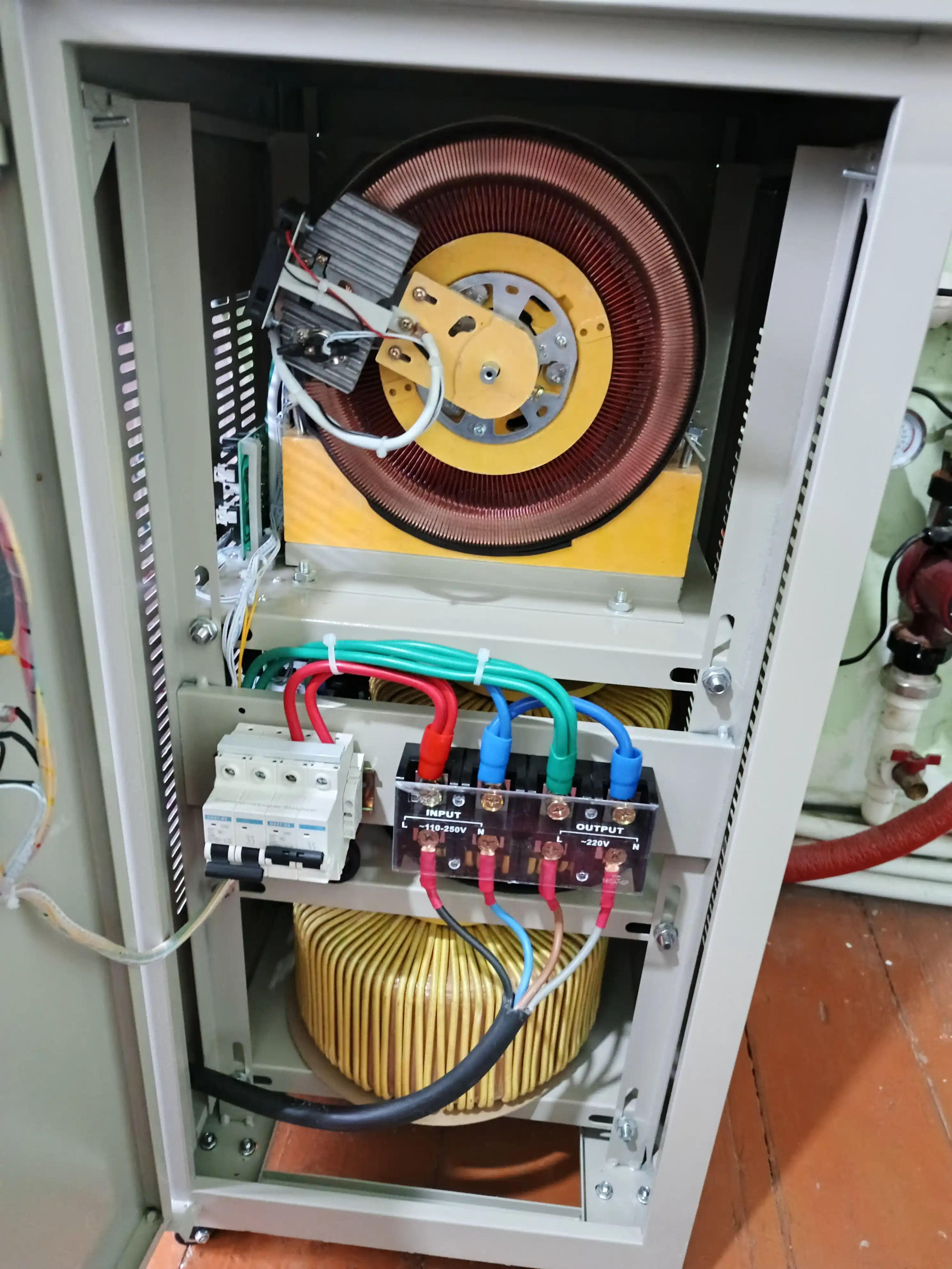 Латерный Стабилизатор напряжения Andeli SVC - D 30000, 30 кВт, 220 Вт
