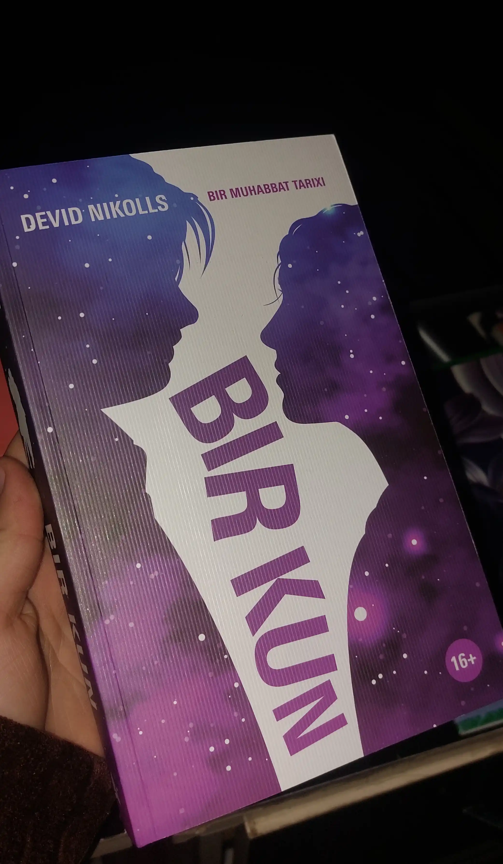 Bir kun - sevgi, romantika, drama, Devid Nikols, Bir muhabbat tarixi