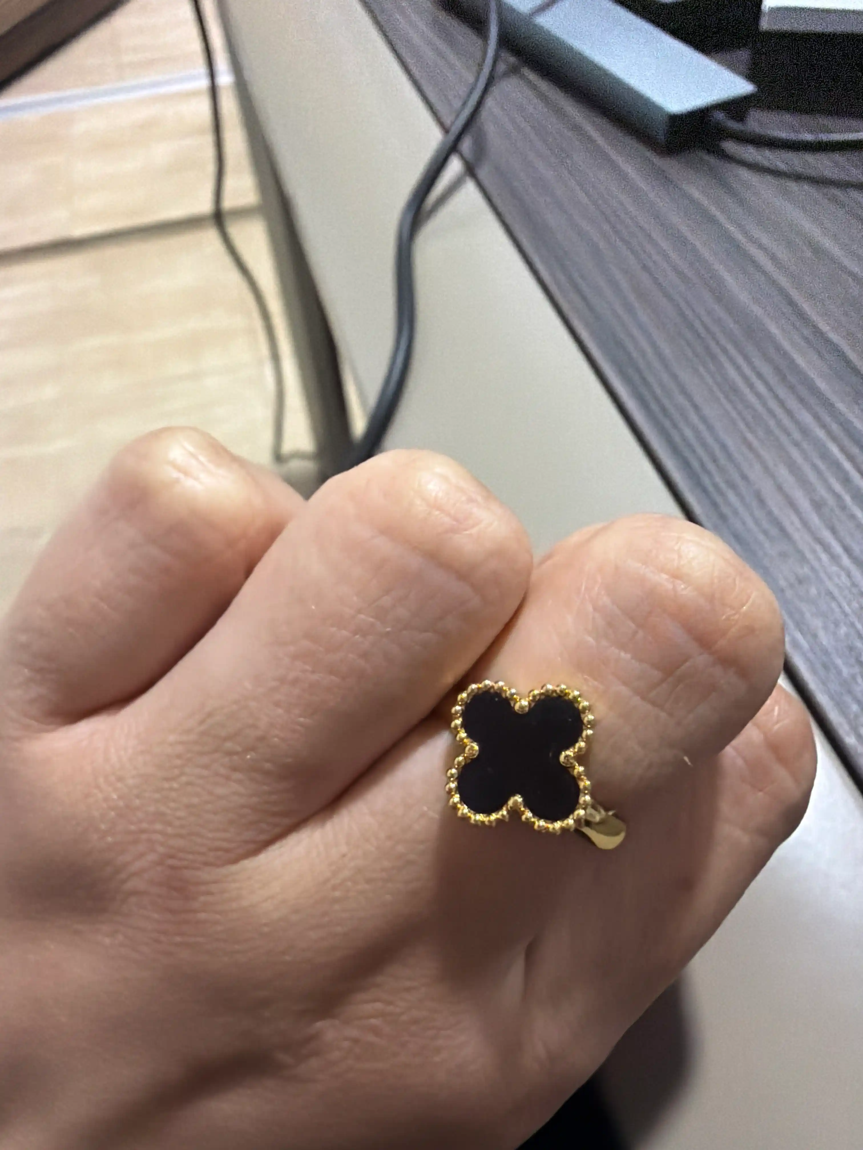 Van Cleef uslubidagi ayollar zanjiri, sirg‘alar to‘plami