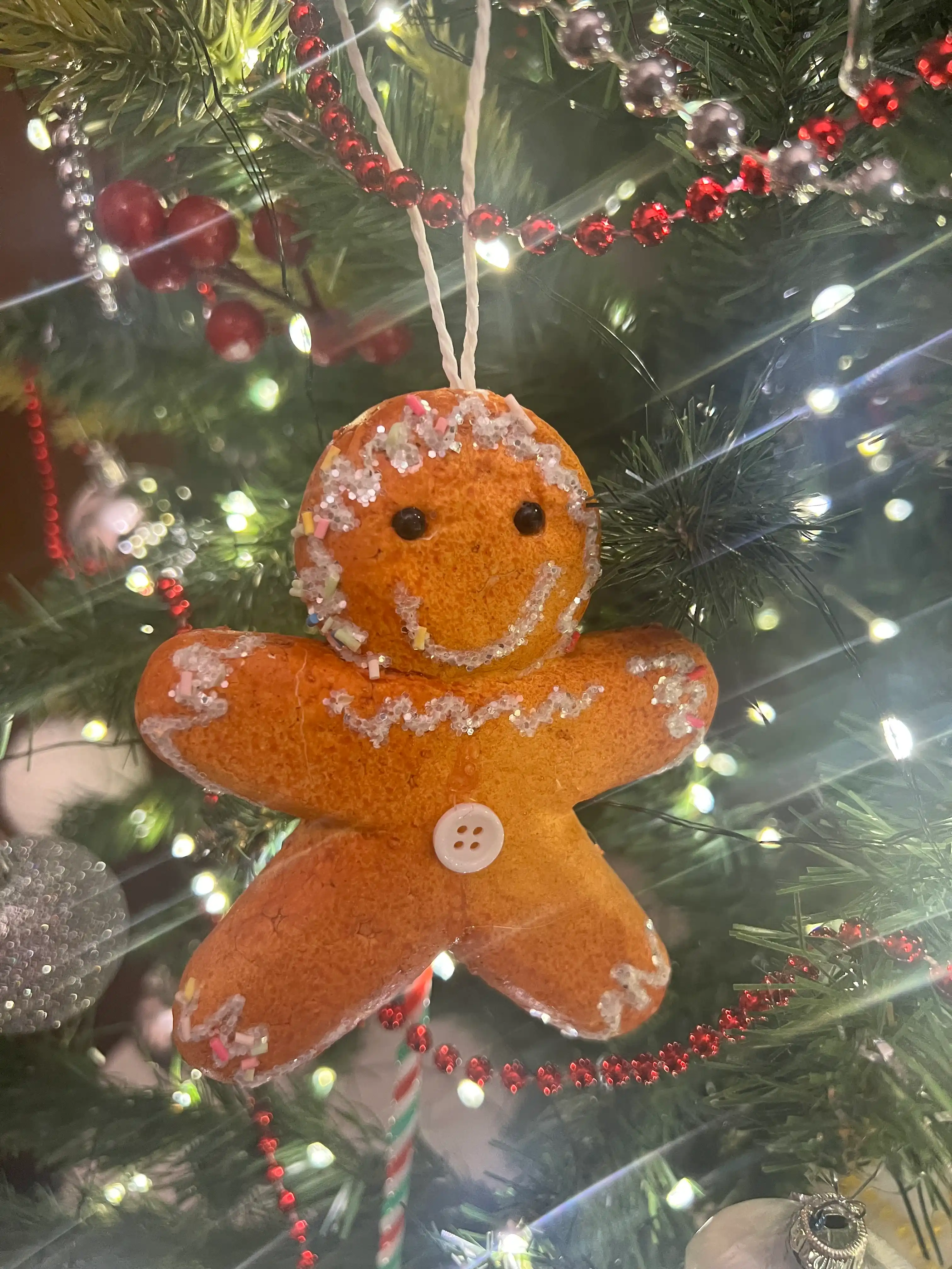 Yangi yil daraxti bezaklari qor parchalari, muzlar, kiyiklar