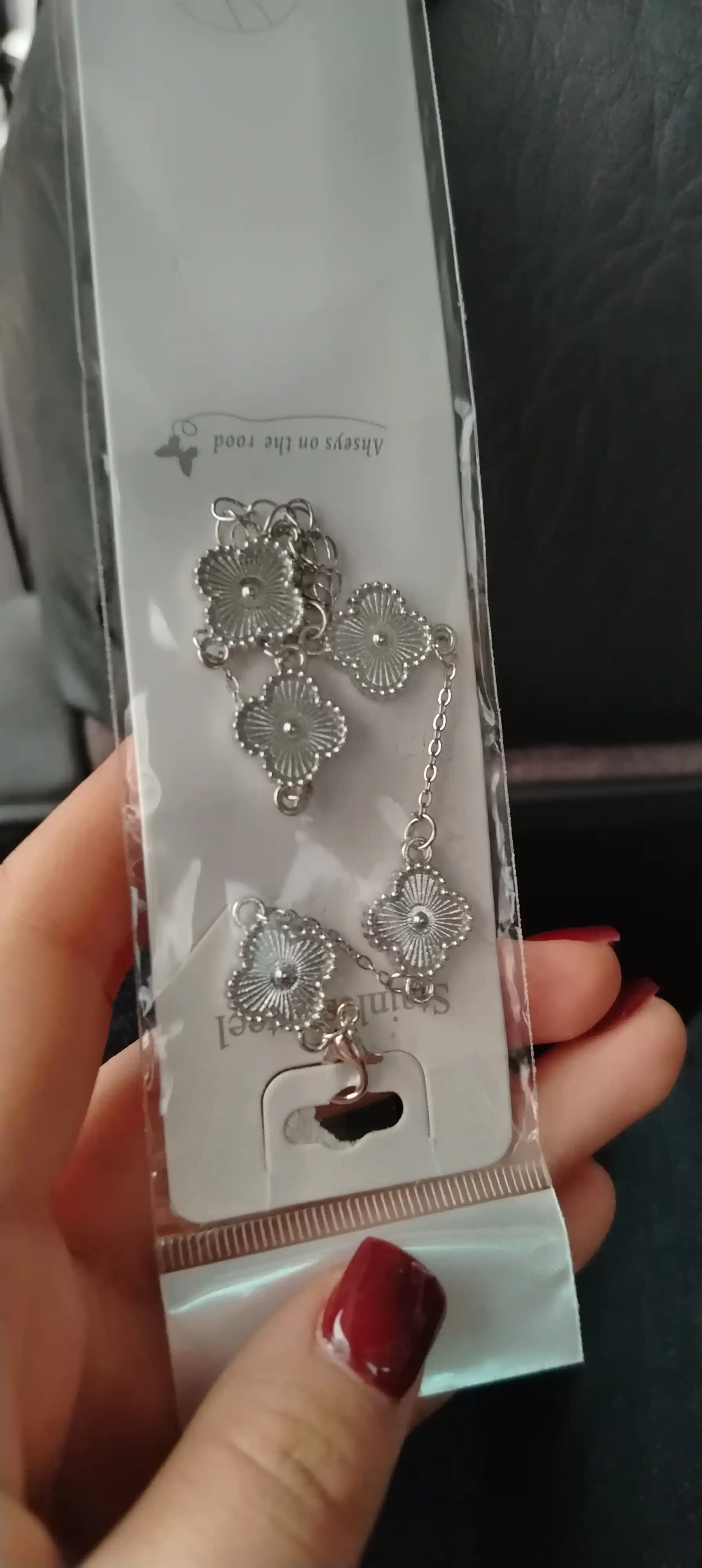 Ayollar va qizlar uchun bilaguzuklar Van Cleef, rangini o'zgartirmaydi va qoraymaydi