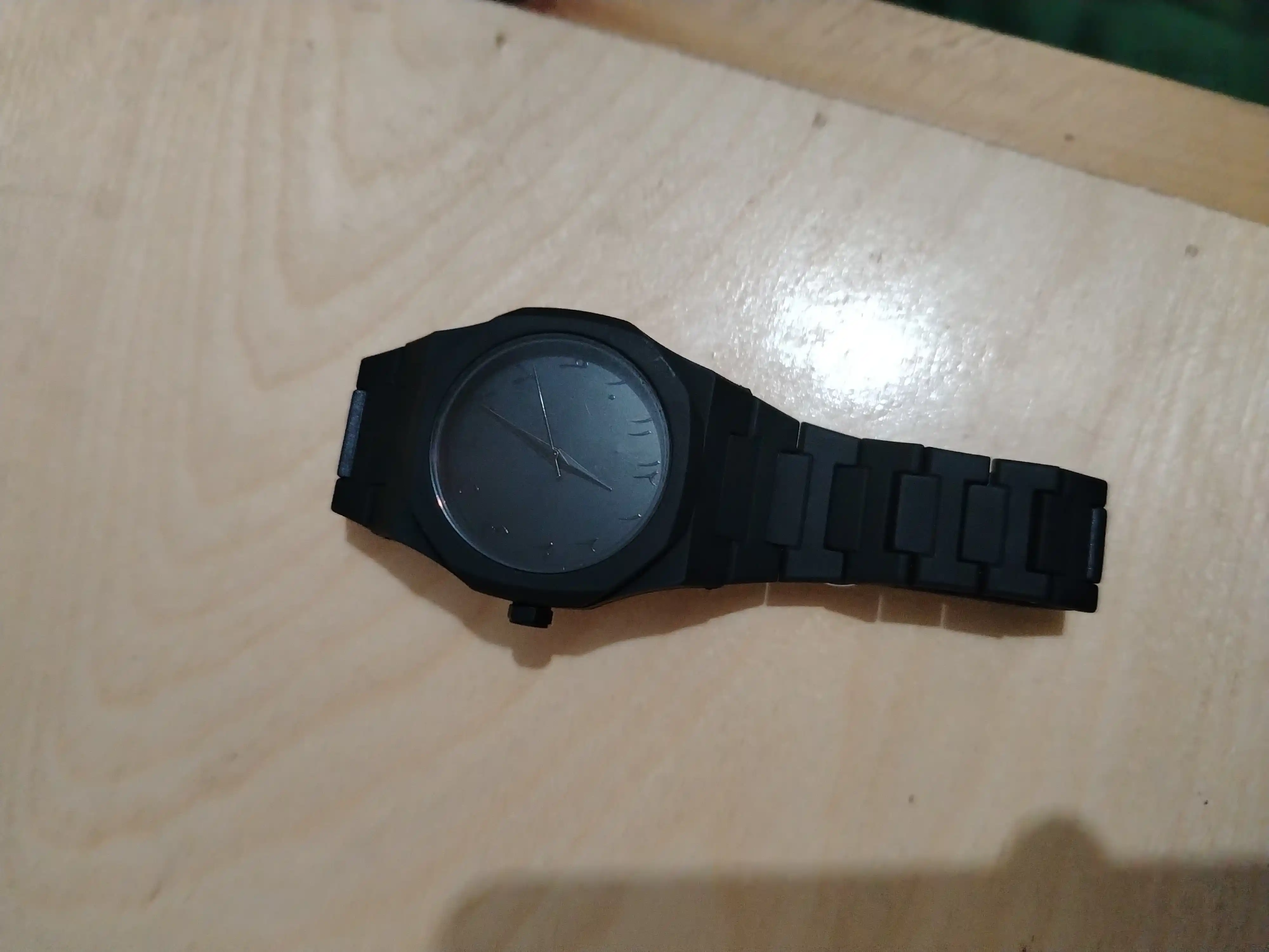 Aura Shadow Black - erkaklar soati, minimalizm uslubida