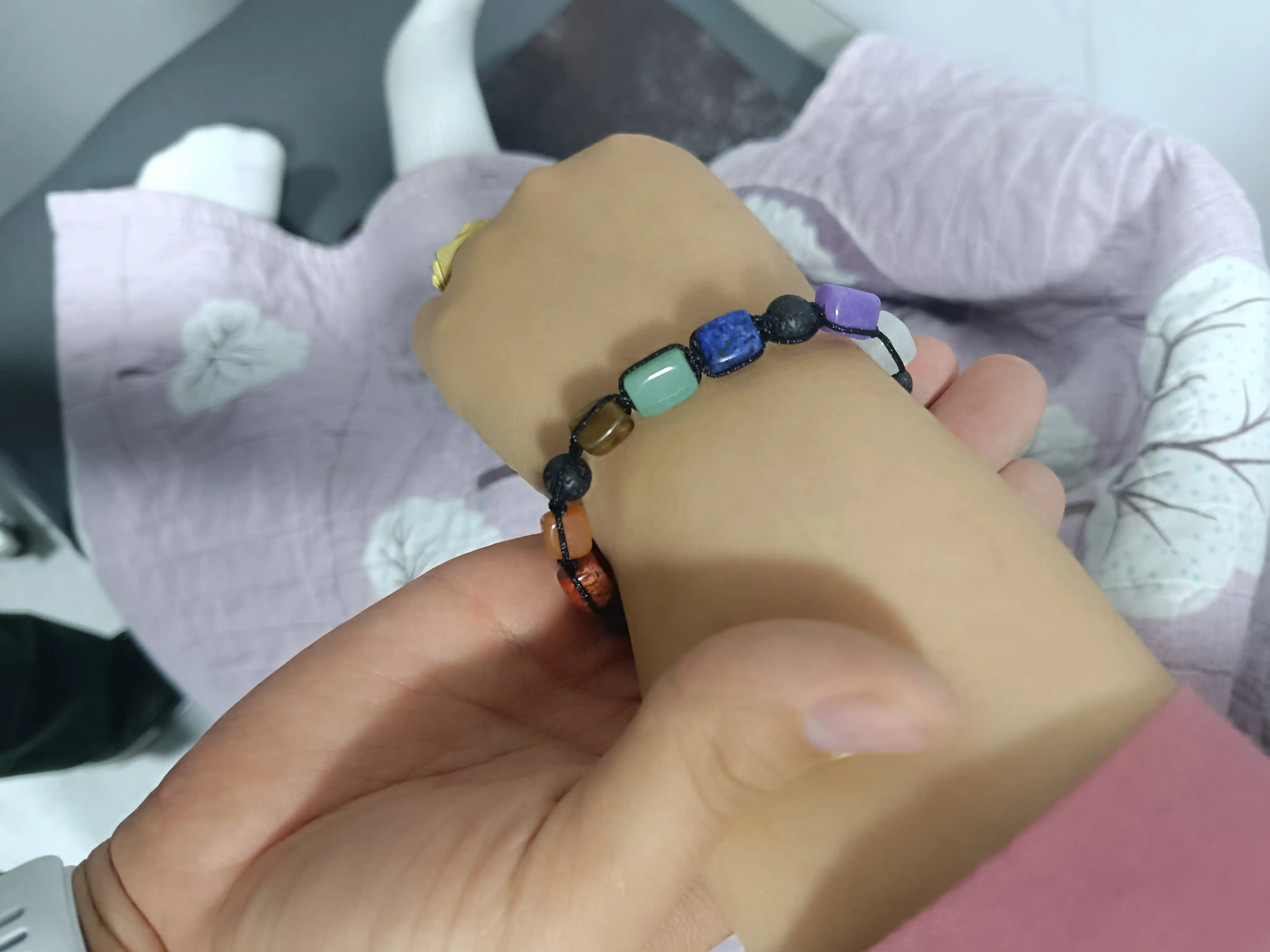 Meditatsiya uchun tabiiy toshlardan ayollar bilaguzugi