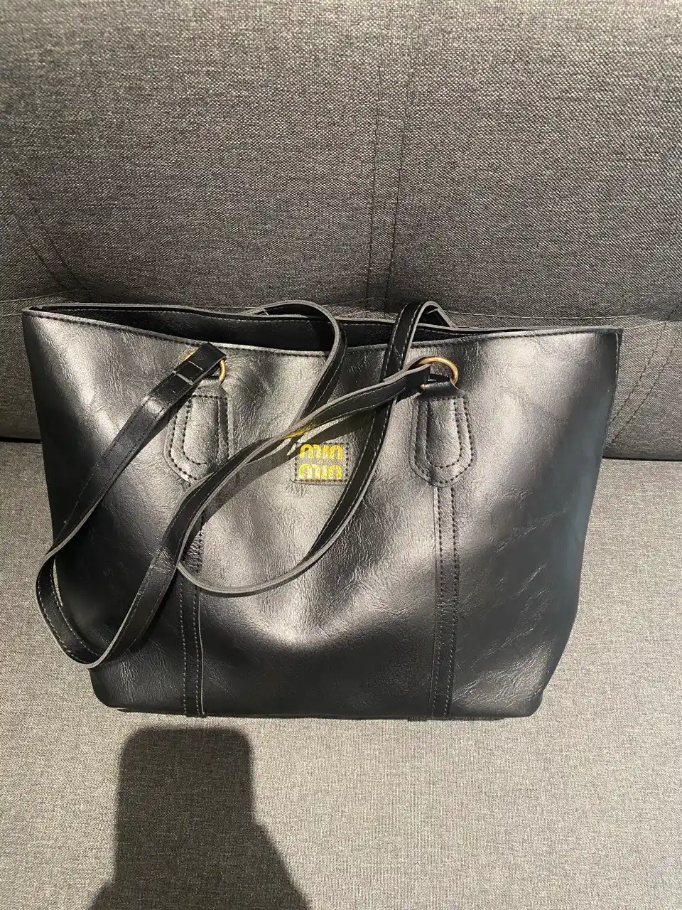 Ayollar uchun ZARMINA Classic tote sumkasi, eko-charm, qora, keng