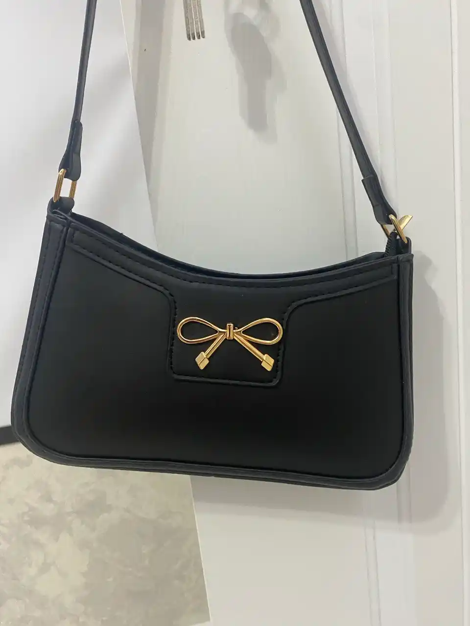 Ayollar uchun mini sumka, qora, yelka orqali taqiladigan, dekorativ bantikli crossbody