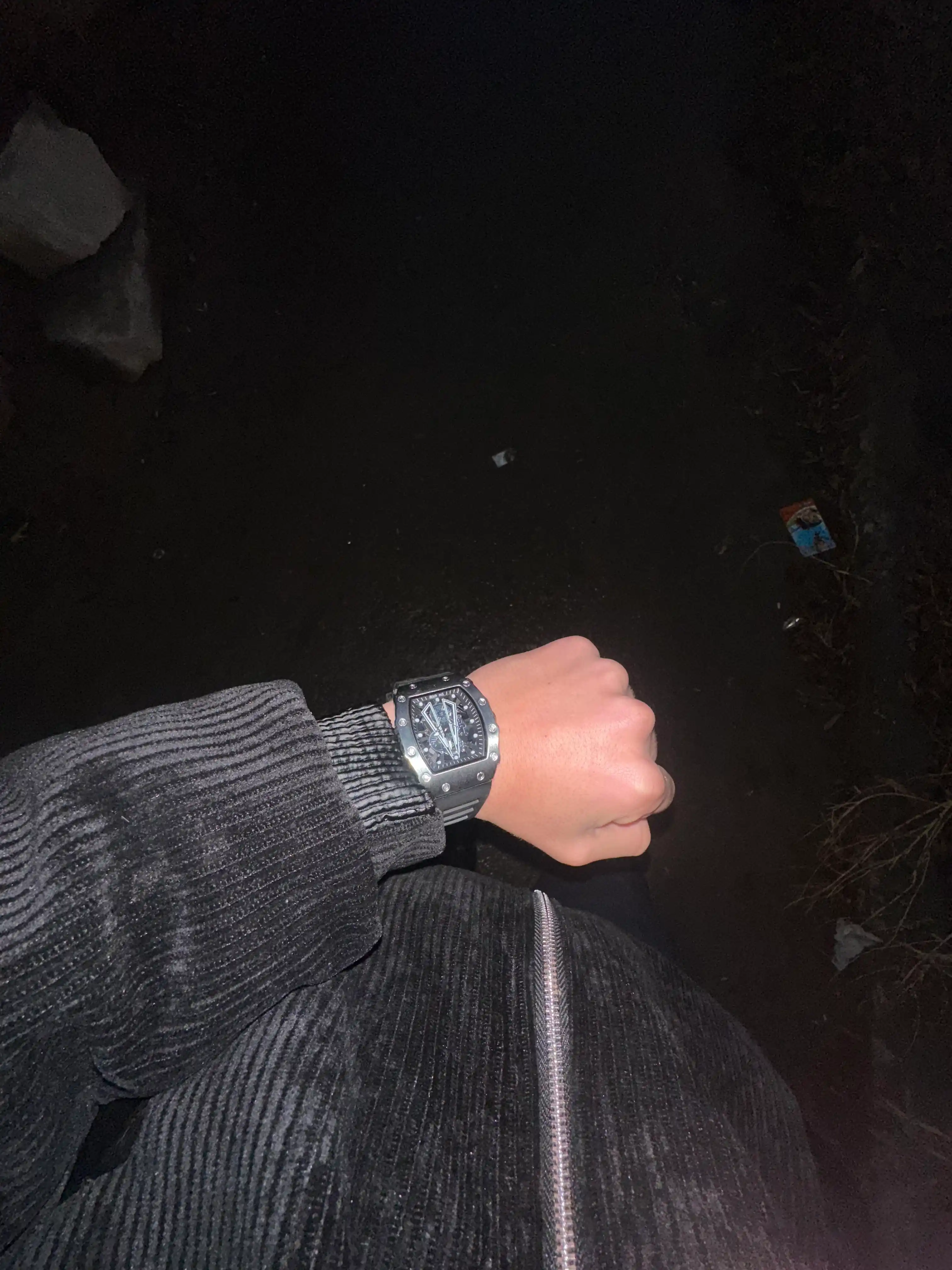 Erkaklar qo'l soati, yengil soat, kvarts mexanizm sana ko'rsatkichli, aura soat, qora soat