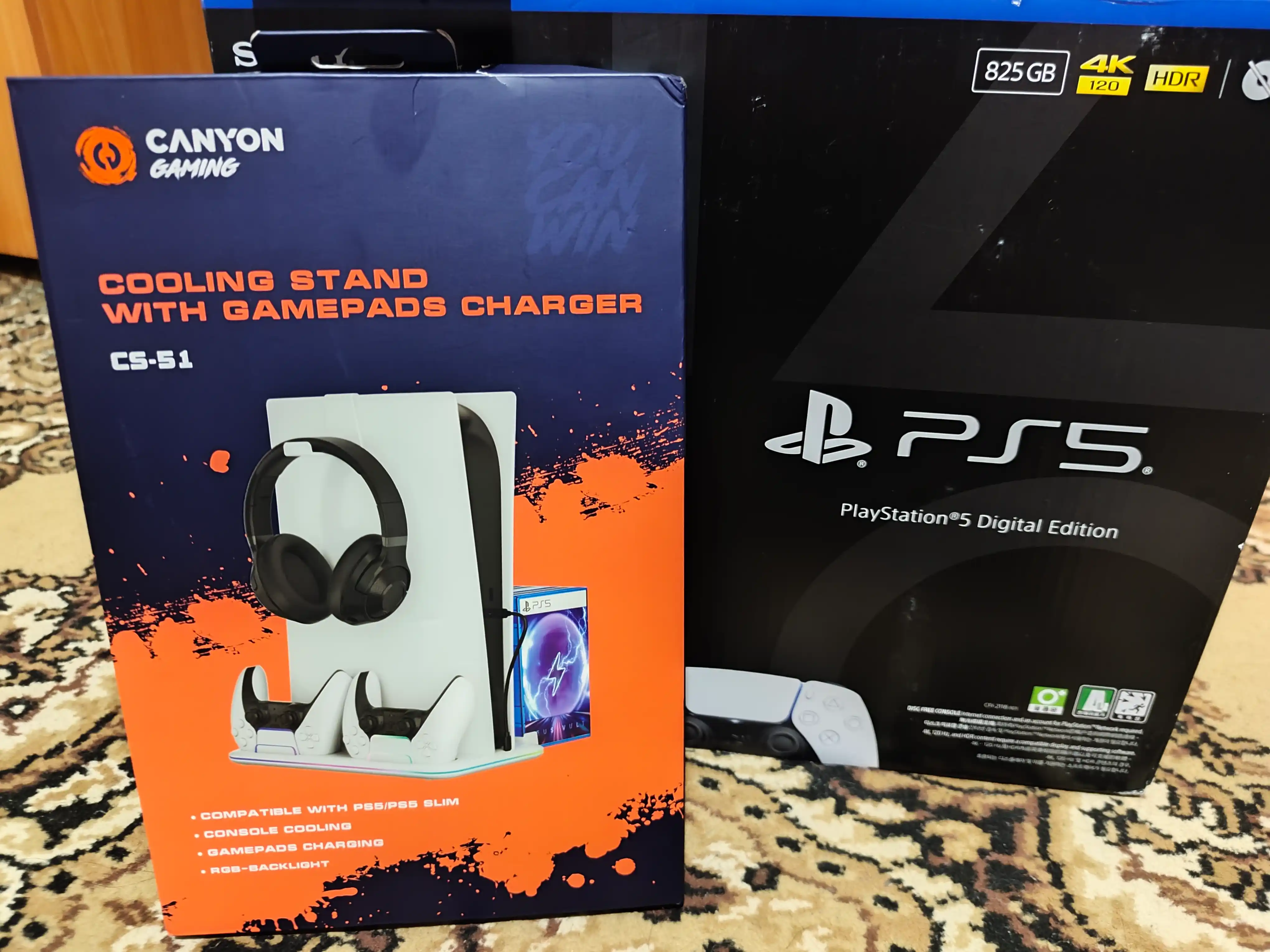 PlayStation 5 sovutgich tagligi, joystiklar uchun o‘rnatilgan quvvatlash moslamasi