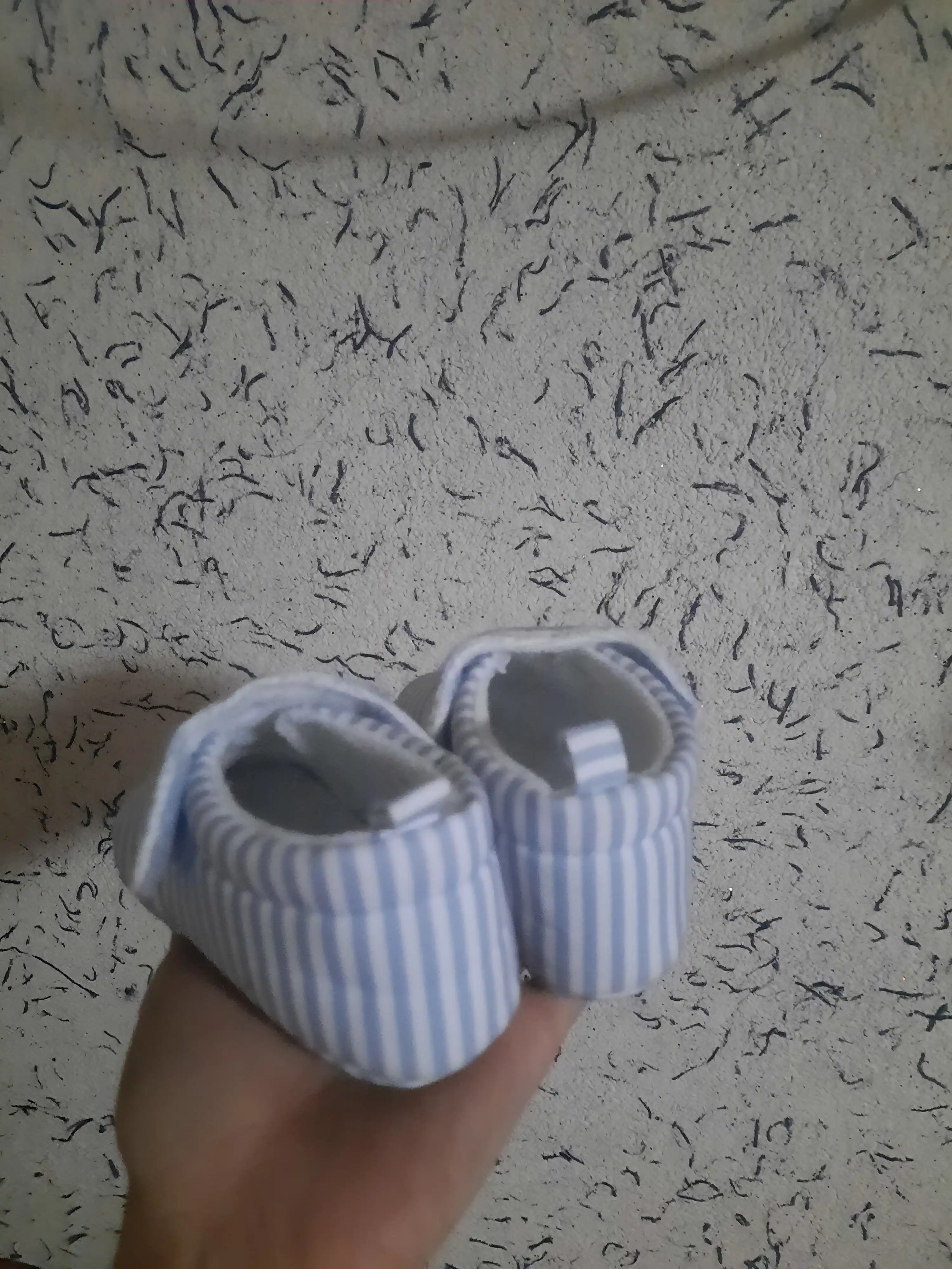 Bolalar uchun sirpanmaydigan shippaklar va pinetkalar