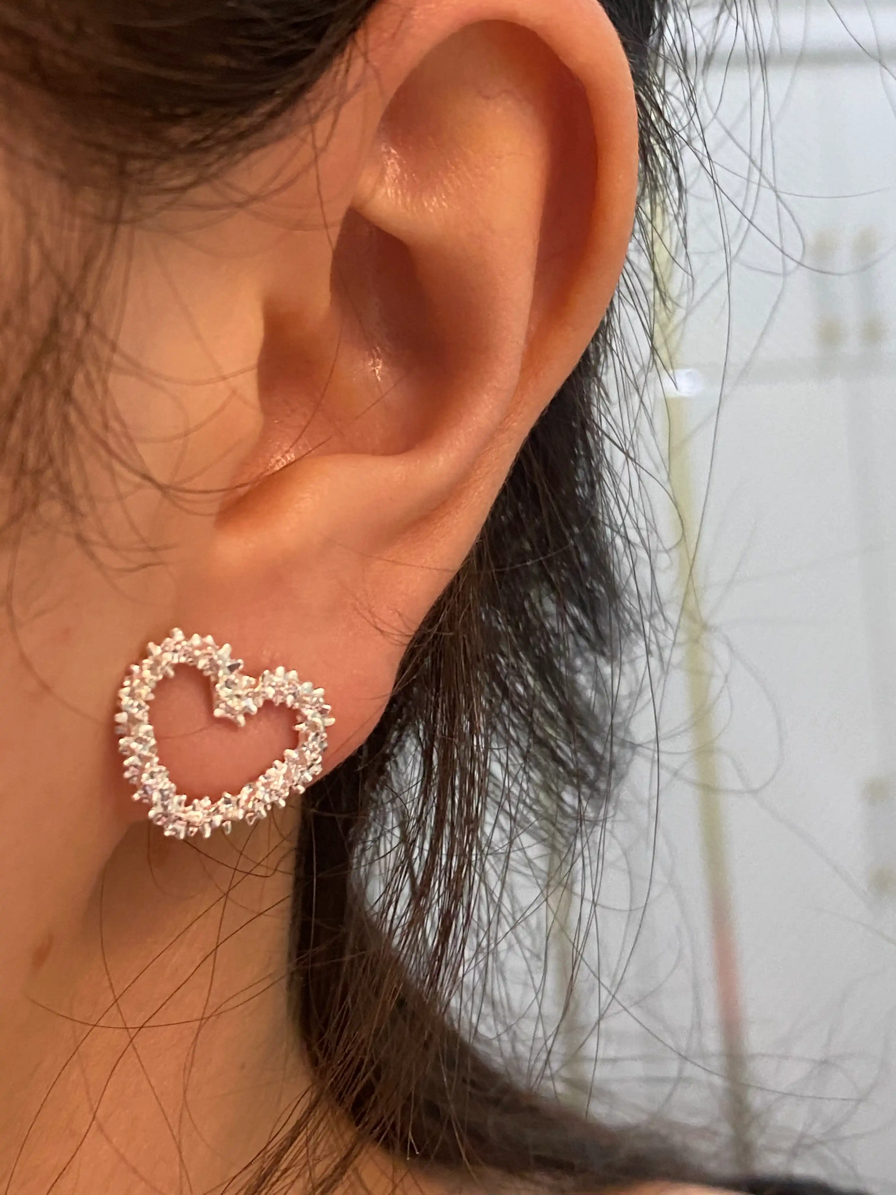 Женские серьги-сердце – с декором, на каждый день и праздник