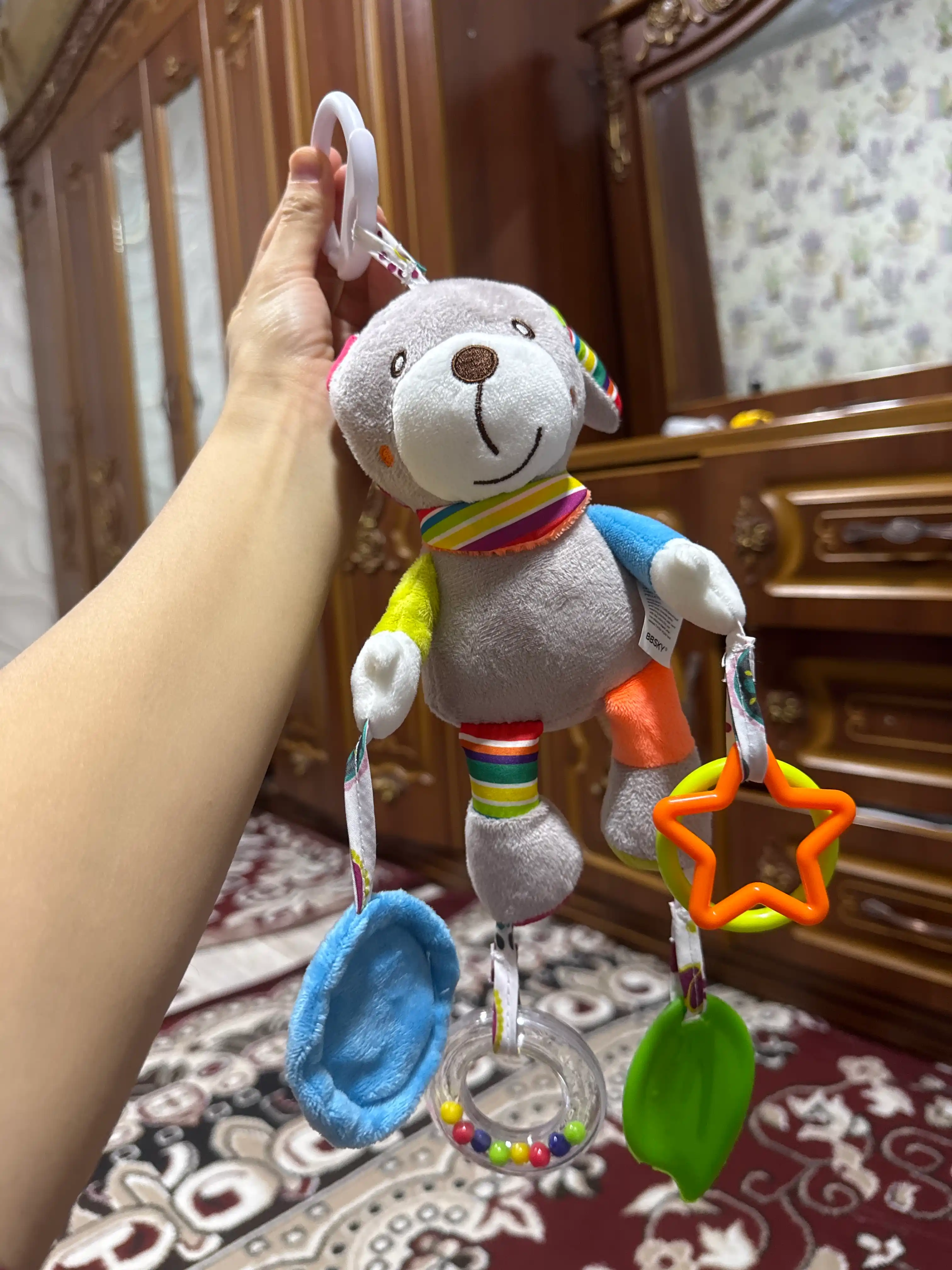 Katta yumshoq rivojlanayotgan shitirlash-shovqin bilan o'yinchoq