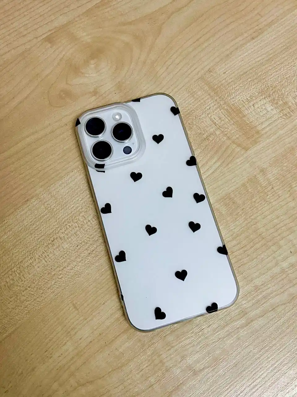 Silikon chexol iPhone uchun, mat shaffof dizayn va yurakchalar bilan