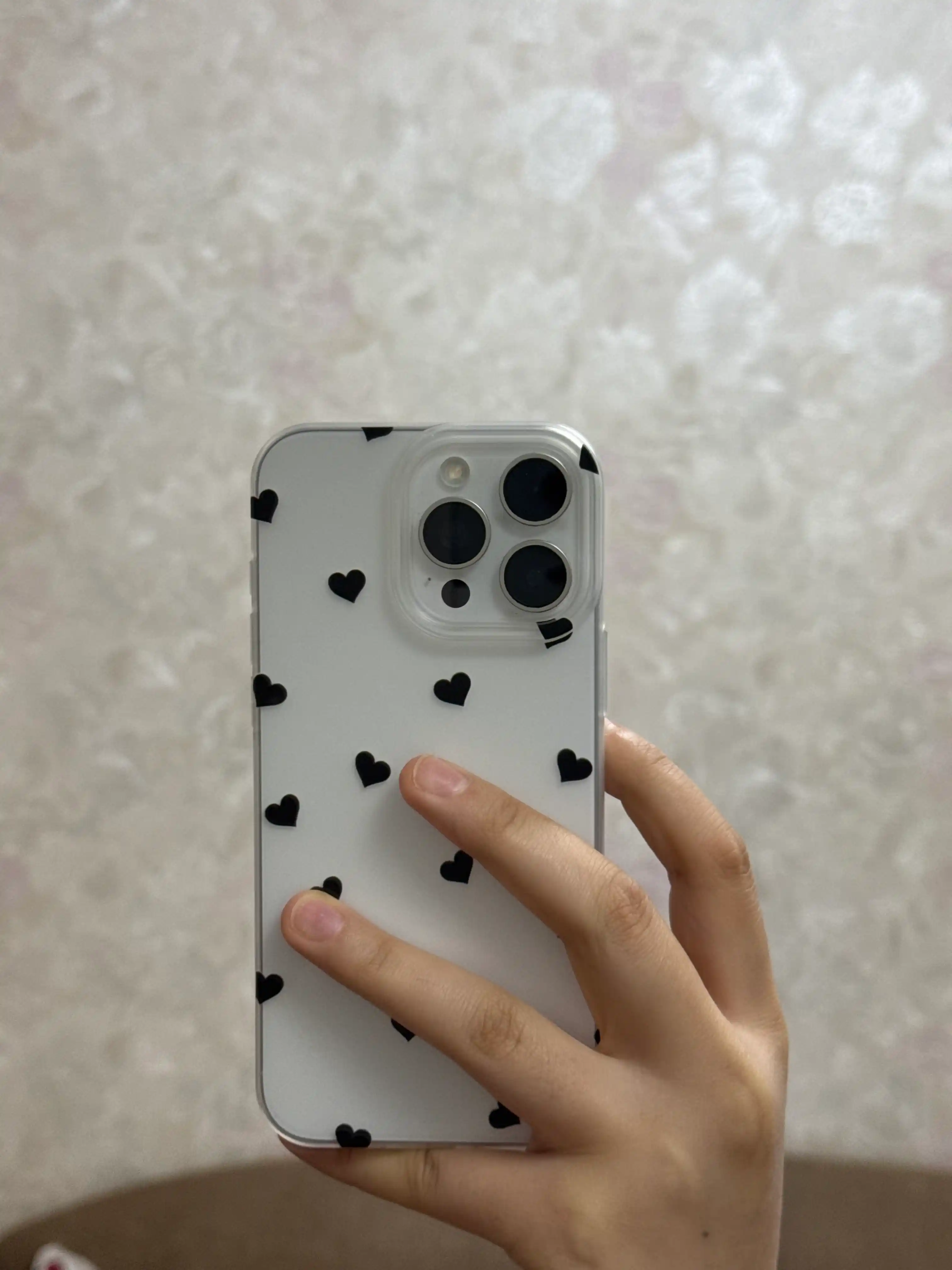 Silikon chexol iPhone uchun, mat shaffof dizayn va yurakchalar bilan