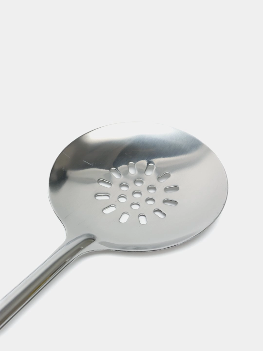 Turli ko‘rinish va o‘lchamlarga ega bo‘lmagan, o‘yma naqshli metall cho‘mich