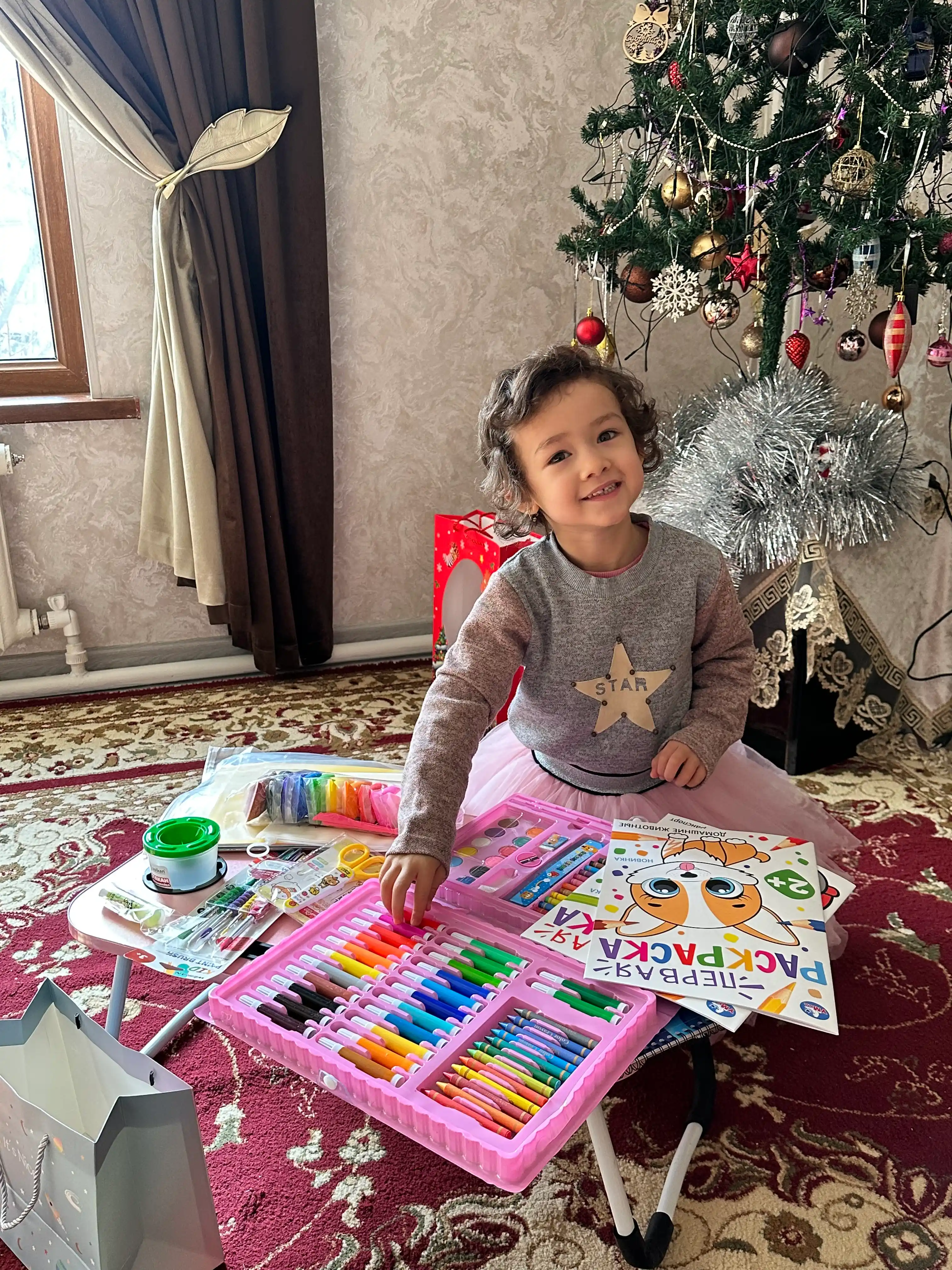 Yosh rassomning molbertli chamadonda rasm chizish uchun to'plami, 208 dona 42, 68, 86 dona