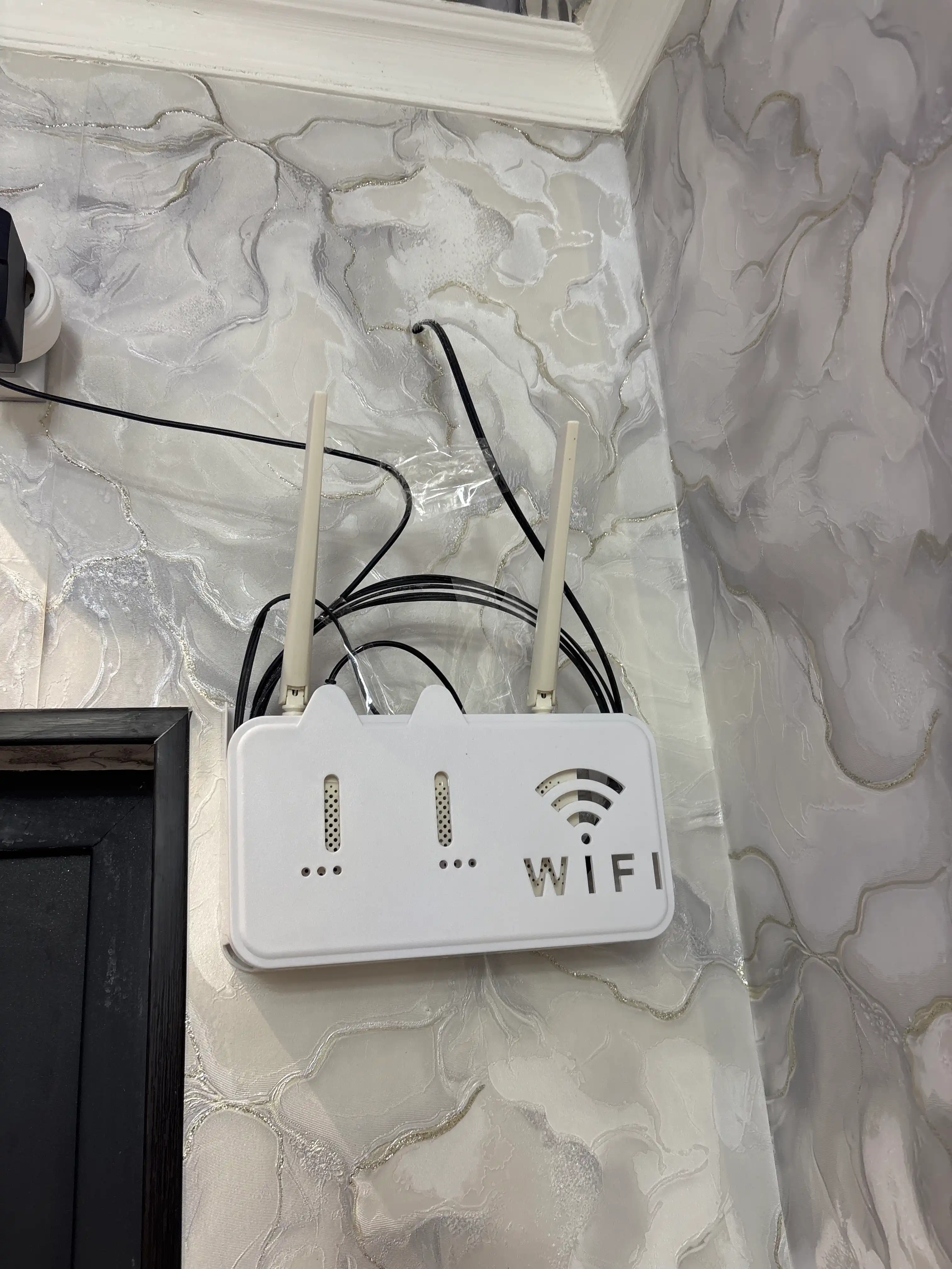 Wi-Fi router uchun devorga ornatiladigan organayzer