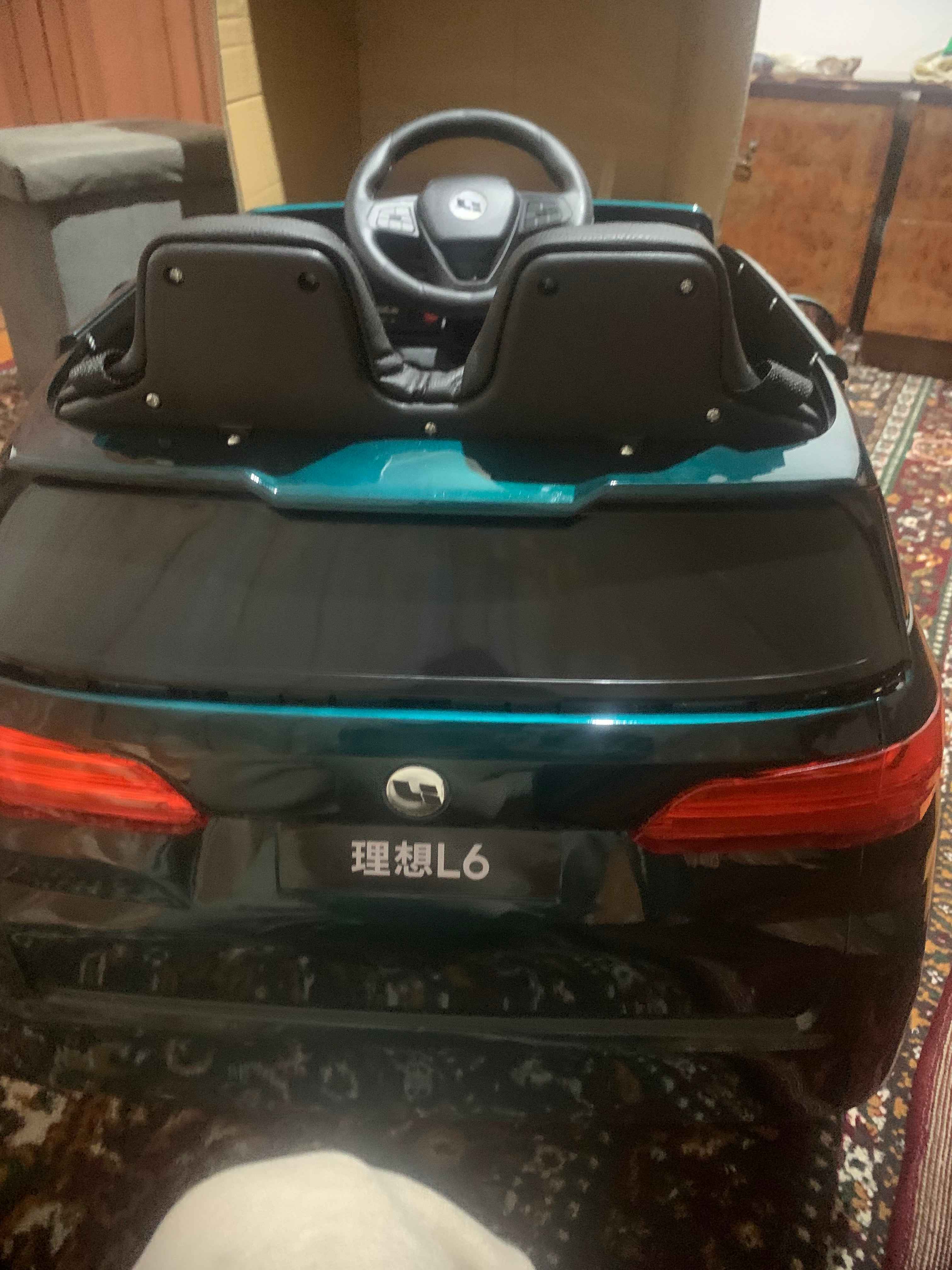 Bolalar elektromobili, radio orqali boshqariladigan pult bilan