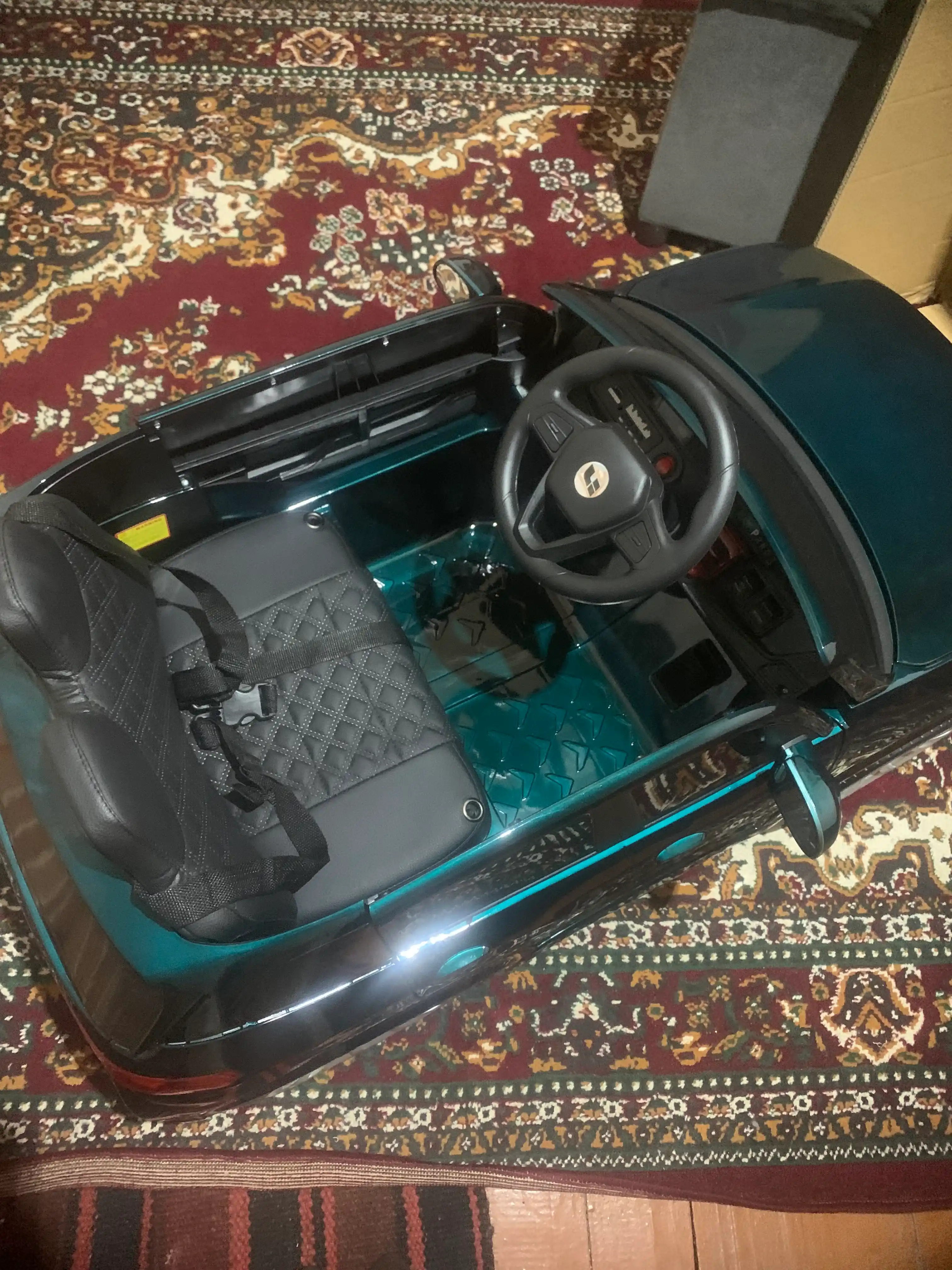 Bolalar elektromobili, radio orqali boshqariladigan pult bilan