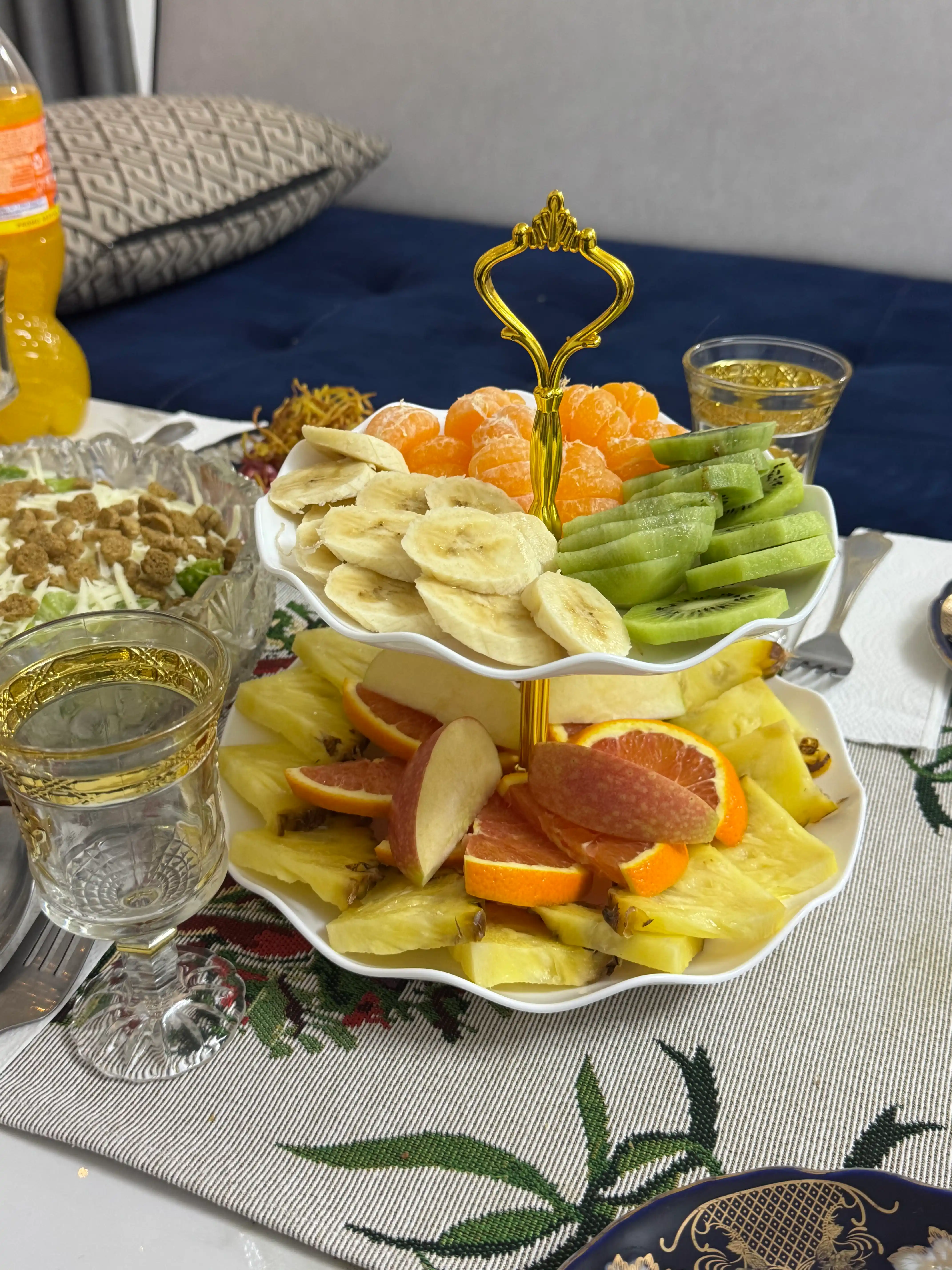 Uch qavatli plastik idish. Meva va quruq mevalar uchun