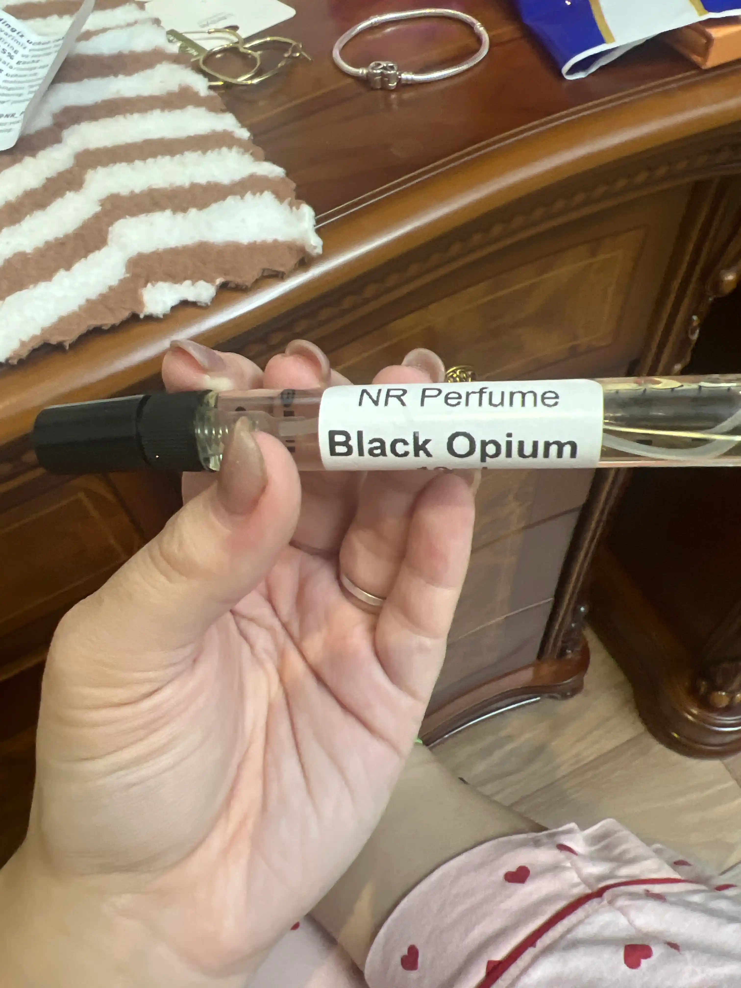 Atir Black Opium Yves Saint Laurent ayollar uchun, Fransiya