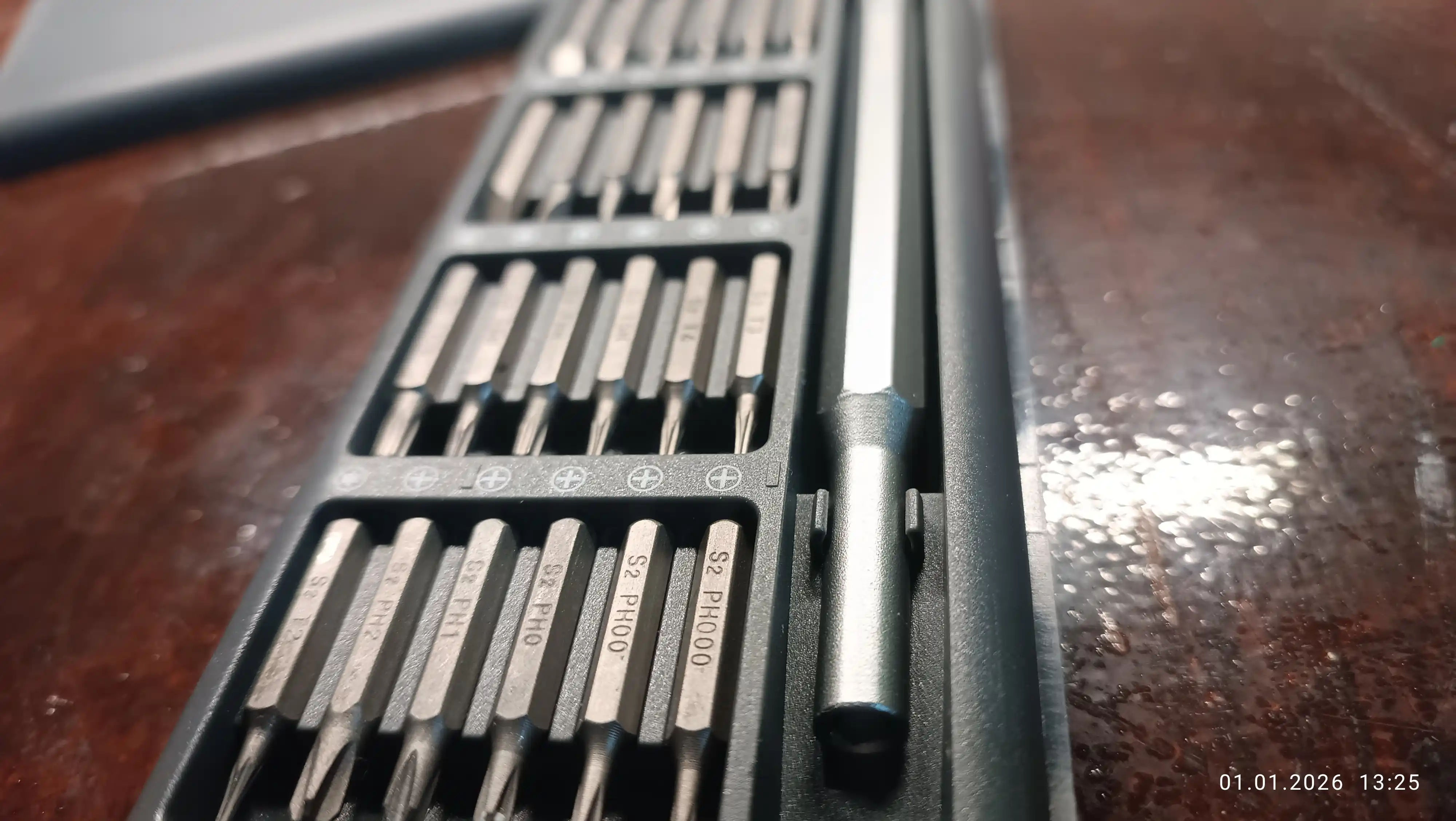 Tornavidalar to'plami, telefon va elektron uskunalarni ta'mirlash uchun bit
