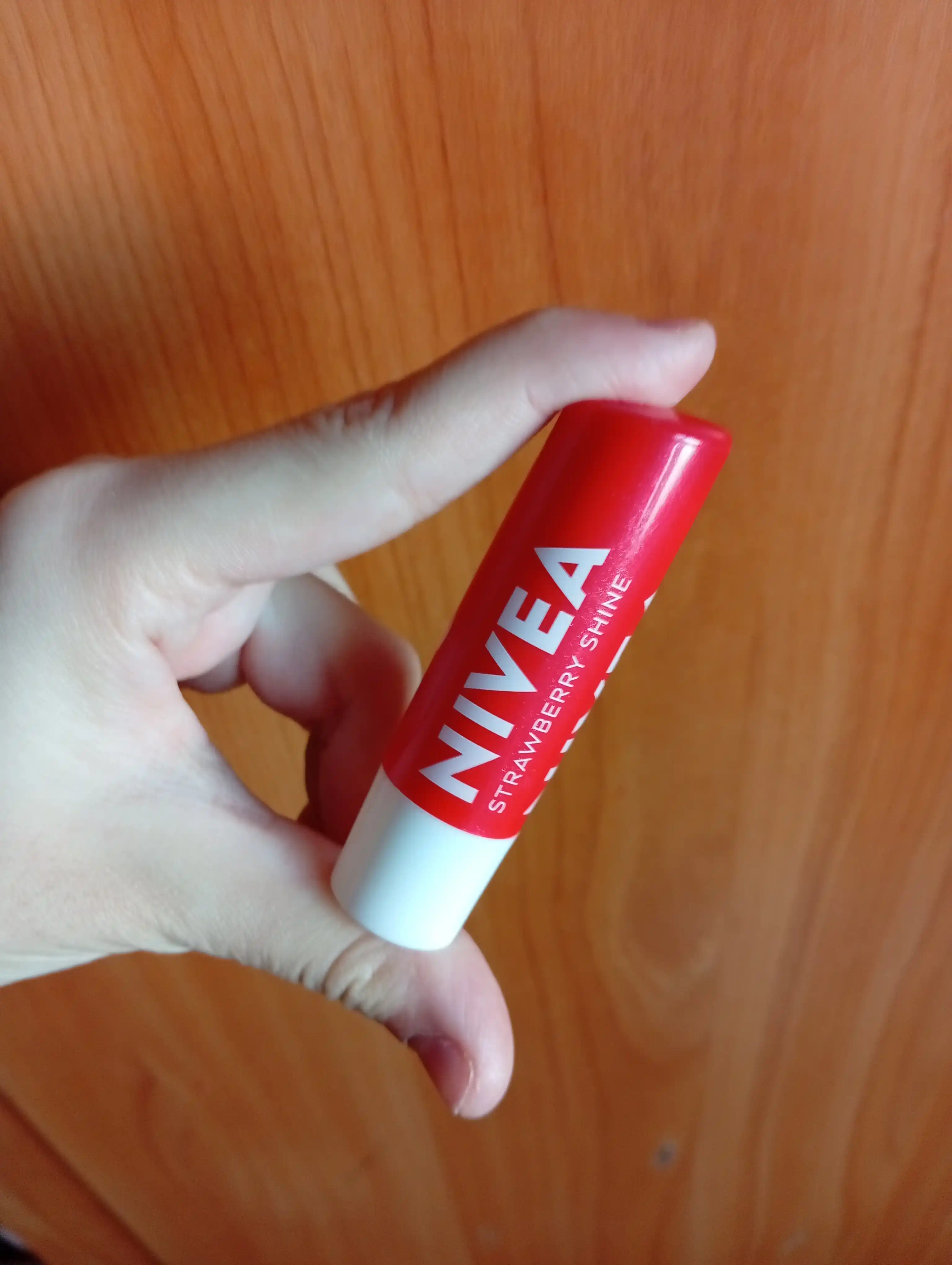 NIVEA lablar uchun balzam, qulupnay porlashi, 4.8 gr