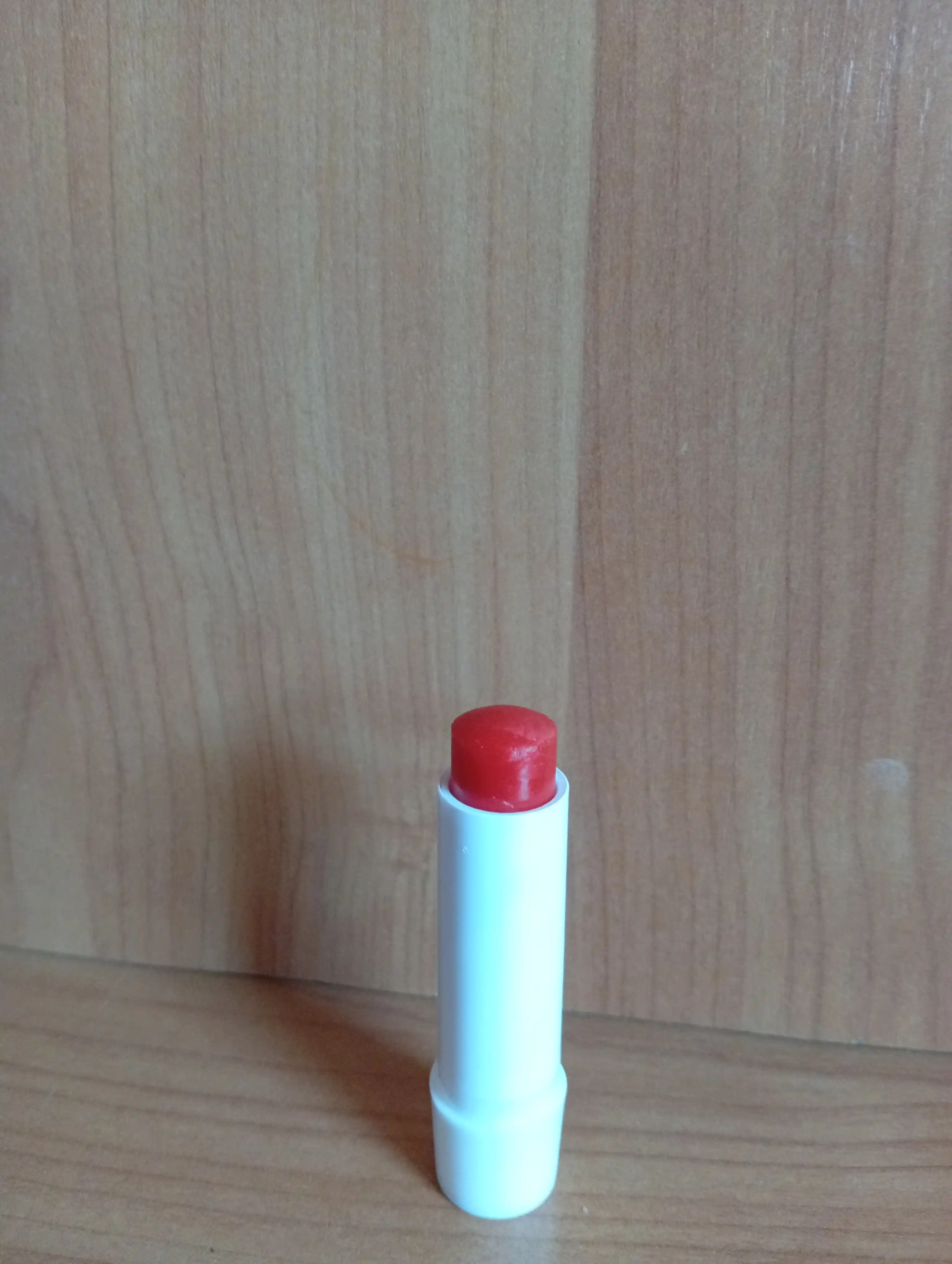 NIVEA lablar uchun balzam, qulupnay porlashi, 4.8 gr