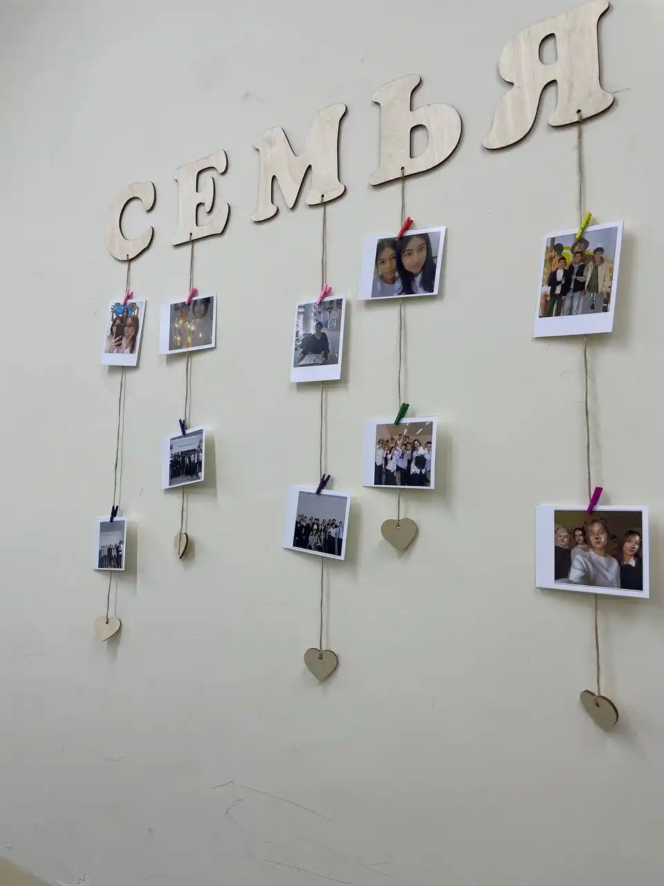 Moodboard LED chiroq bilan, foto panel qisqichli, yog‘och surat ushlagich yoritgich bilan