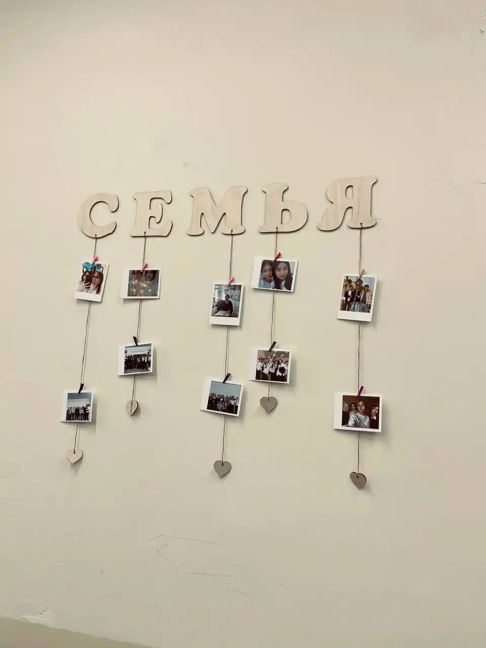 Moodboard LED chiroq bilan, foto panel qisqichli, yog‘och surat ushlagich yoritgich bilan