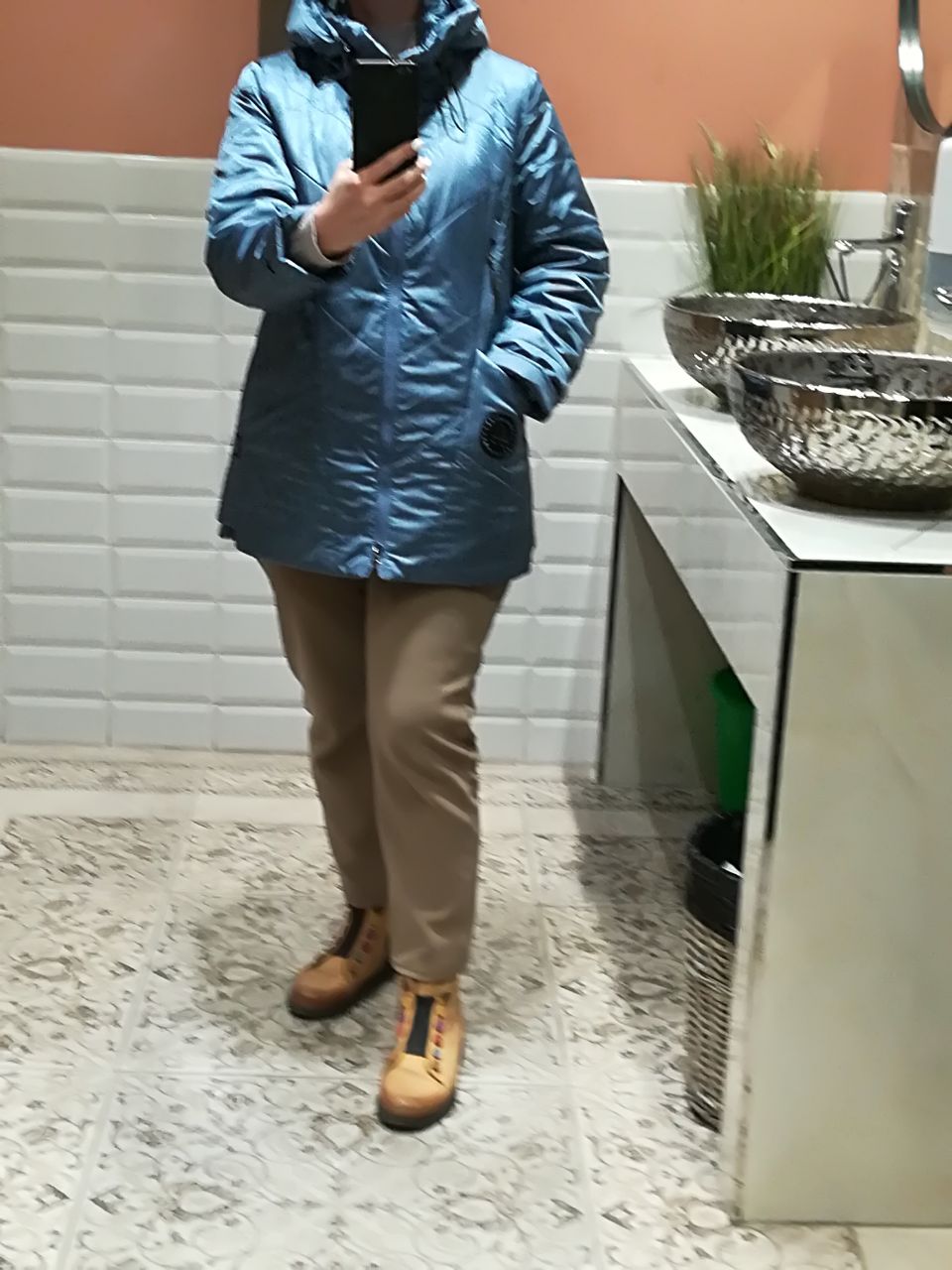 Ayollar uchun qishki, kalta, kapyushonli kurtka