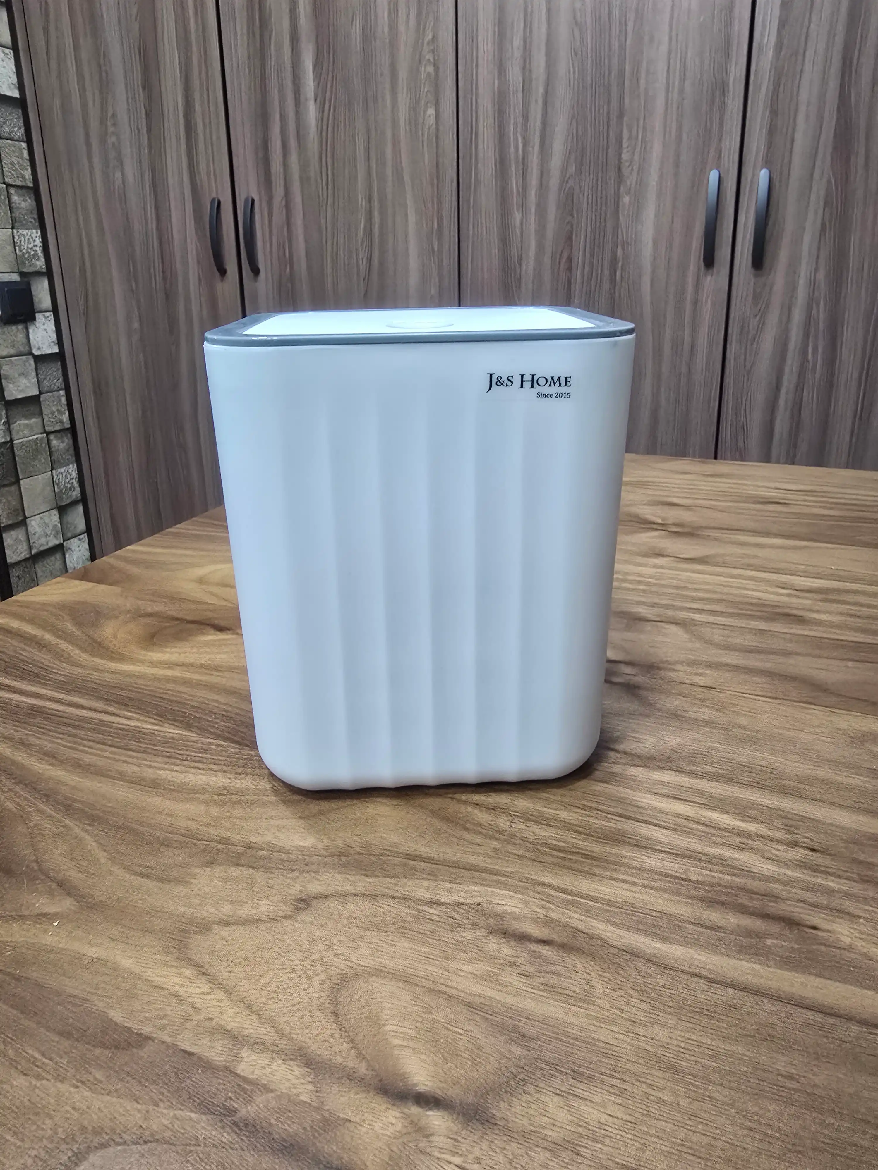 Qopqoqli stol usti chiqindi chelagi, J&S Home “Volna”, 2,6 l, oshxona va ofis uchun