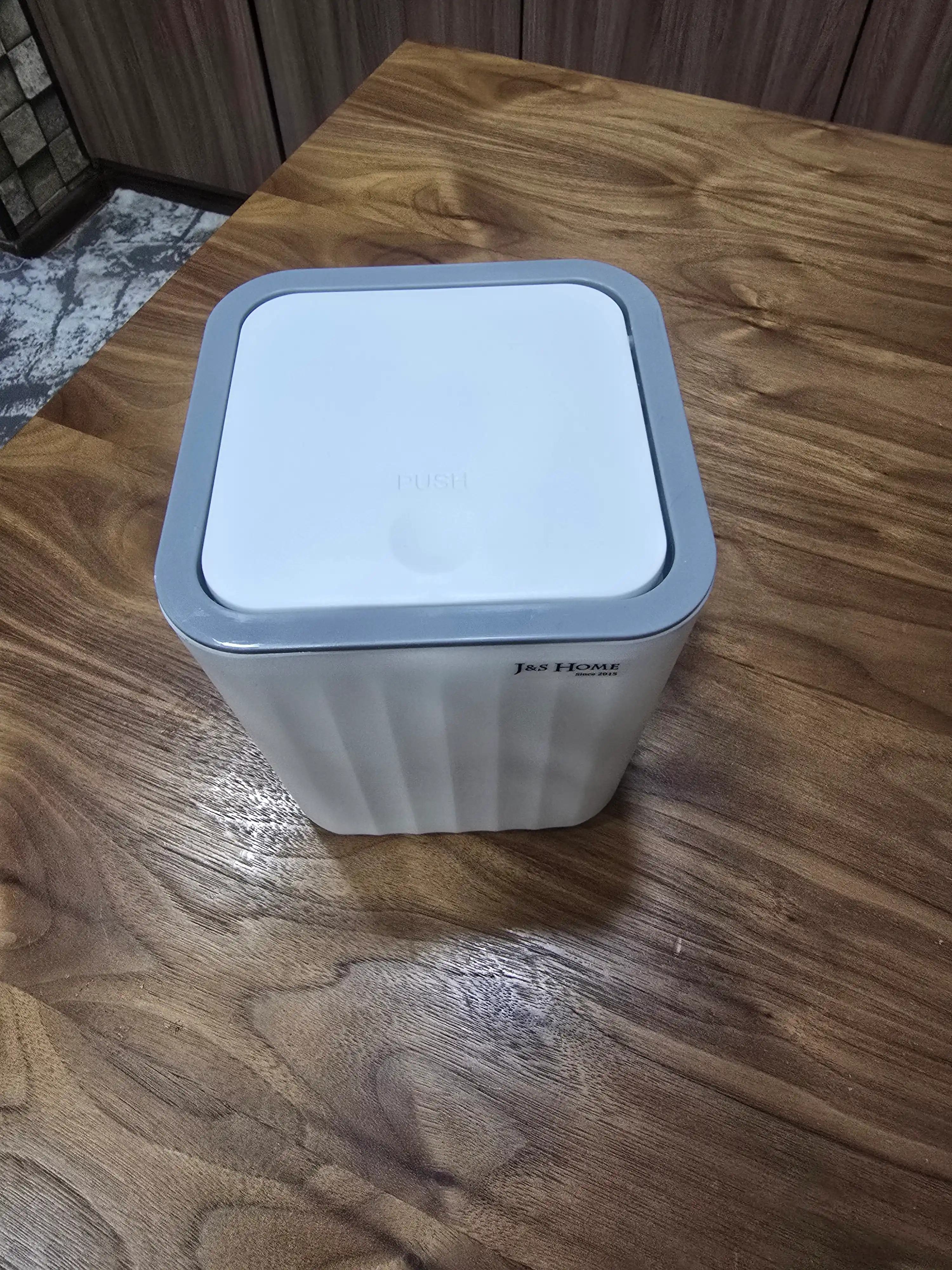 Qopqoqli stol usti chiqindi chelagi, J&S Home “Volna”, 2,6 l, oshxona va ofis uchun