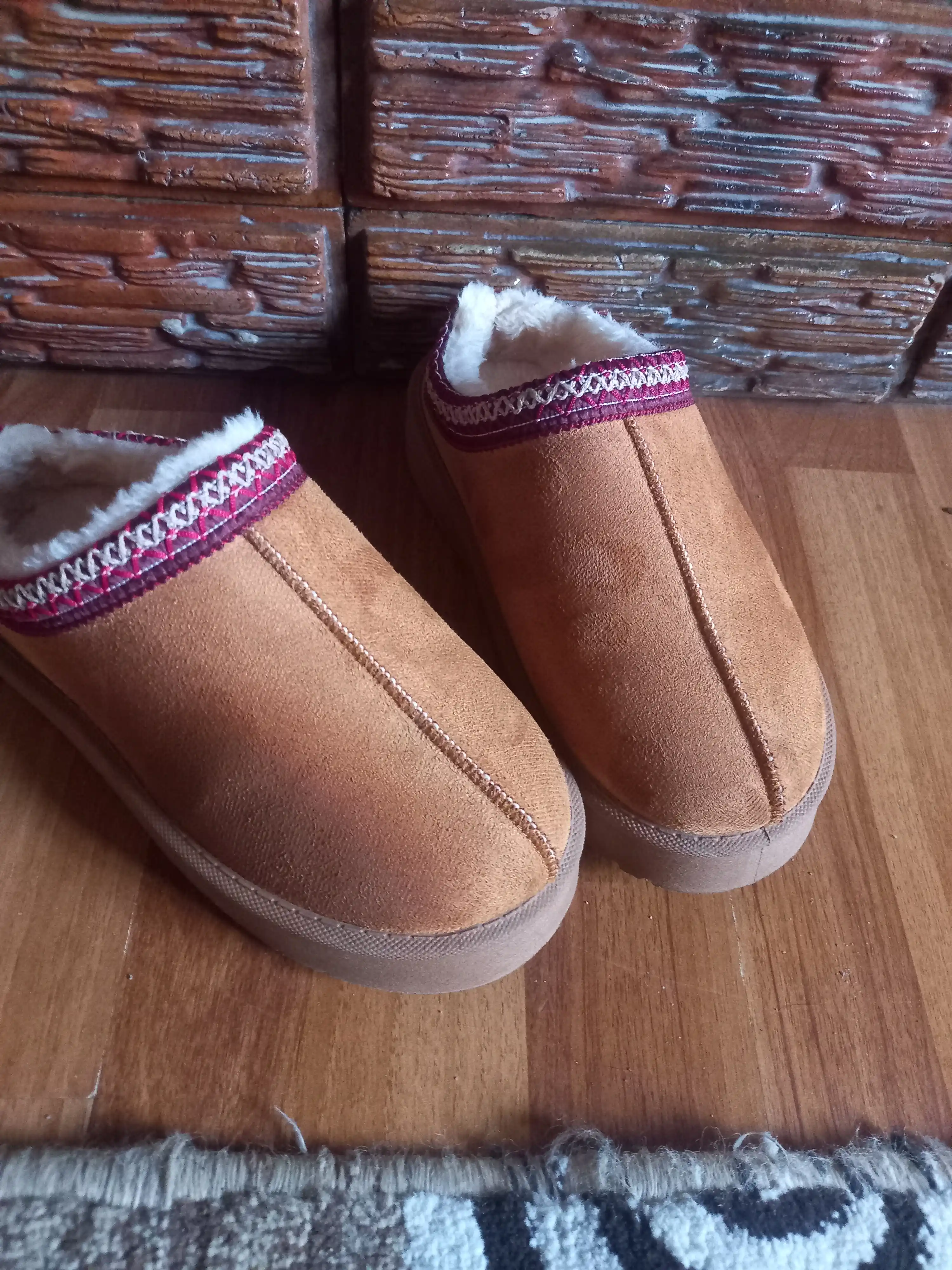 Mo'ynali astarli ayollar uchun kalta Ugg etiklari. 1 o'lcham kichik