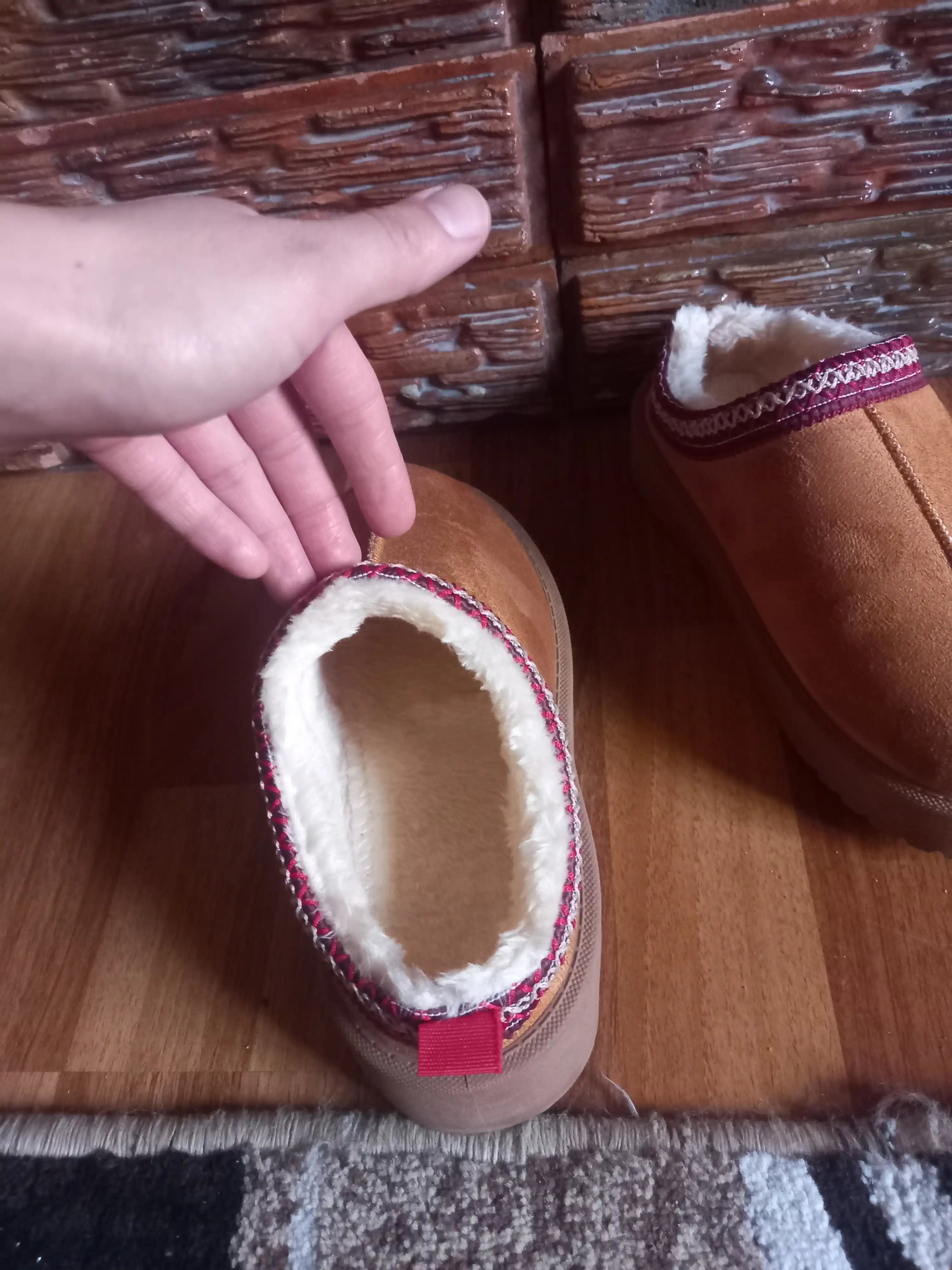 Mo'ynali astarli ayollar uchun kalta Ugg etiklari. 1 o'lcham kichik