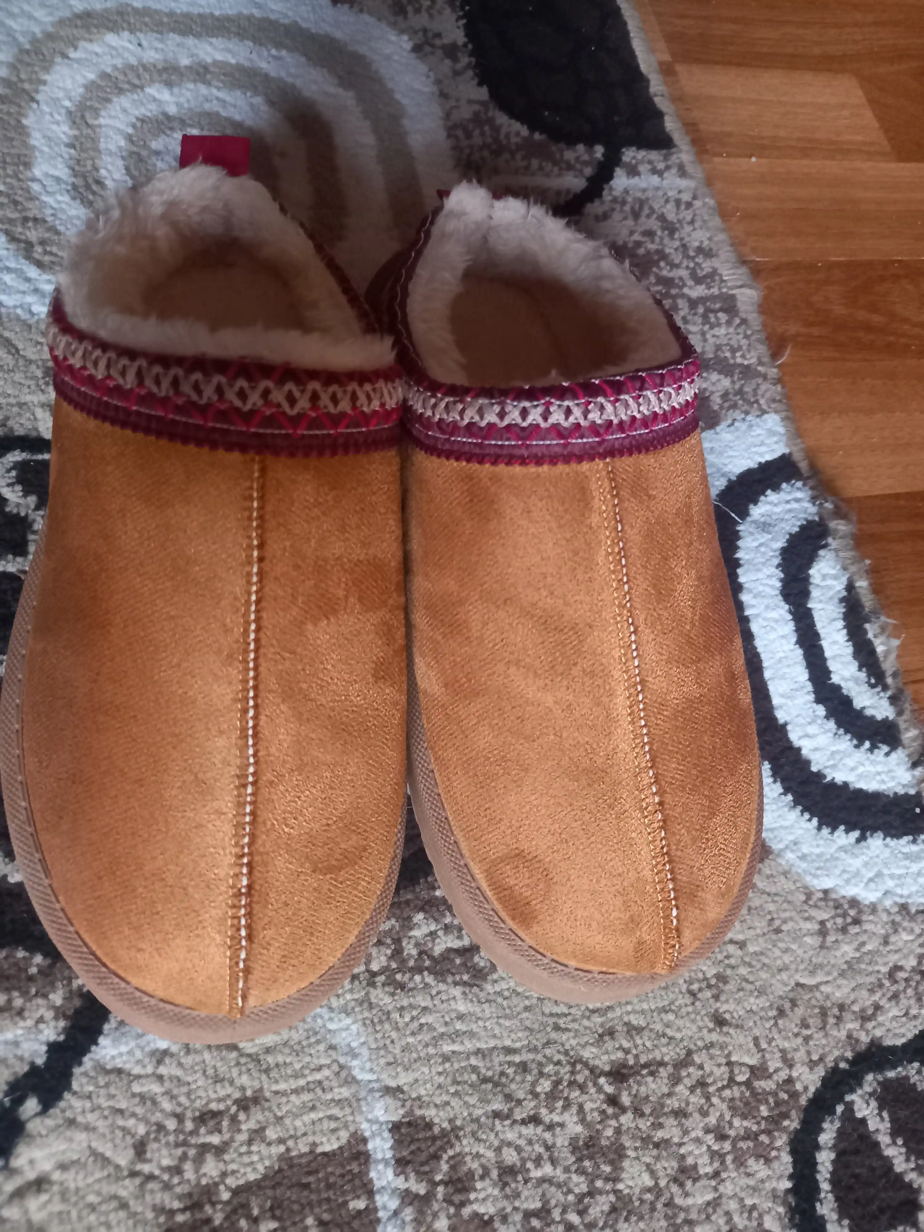 Mo'ynali astarli ayollar uchun kalta Ugg etiklari. 1 o'lcham kichik