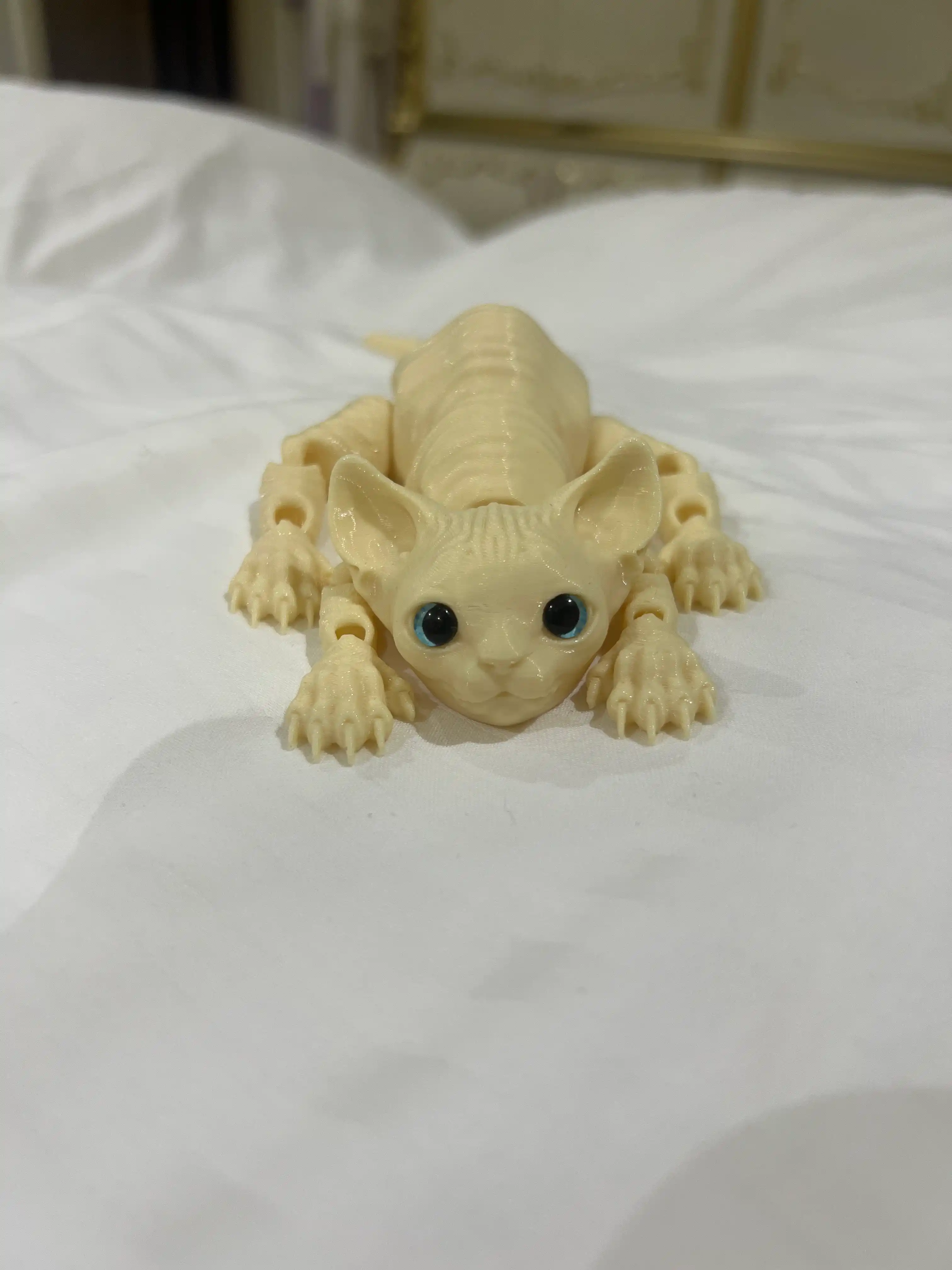 3D printerda chop etilgan antistress harakatlanuvchi o‘yinchoq mushukcha sfinks