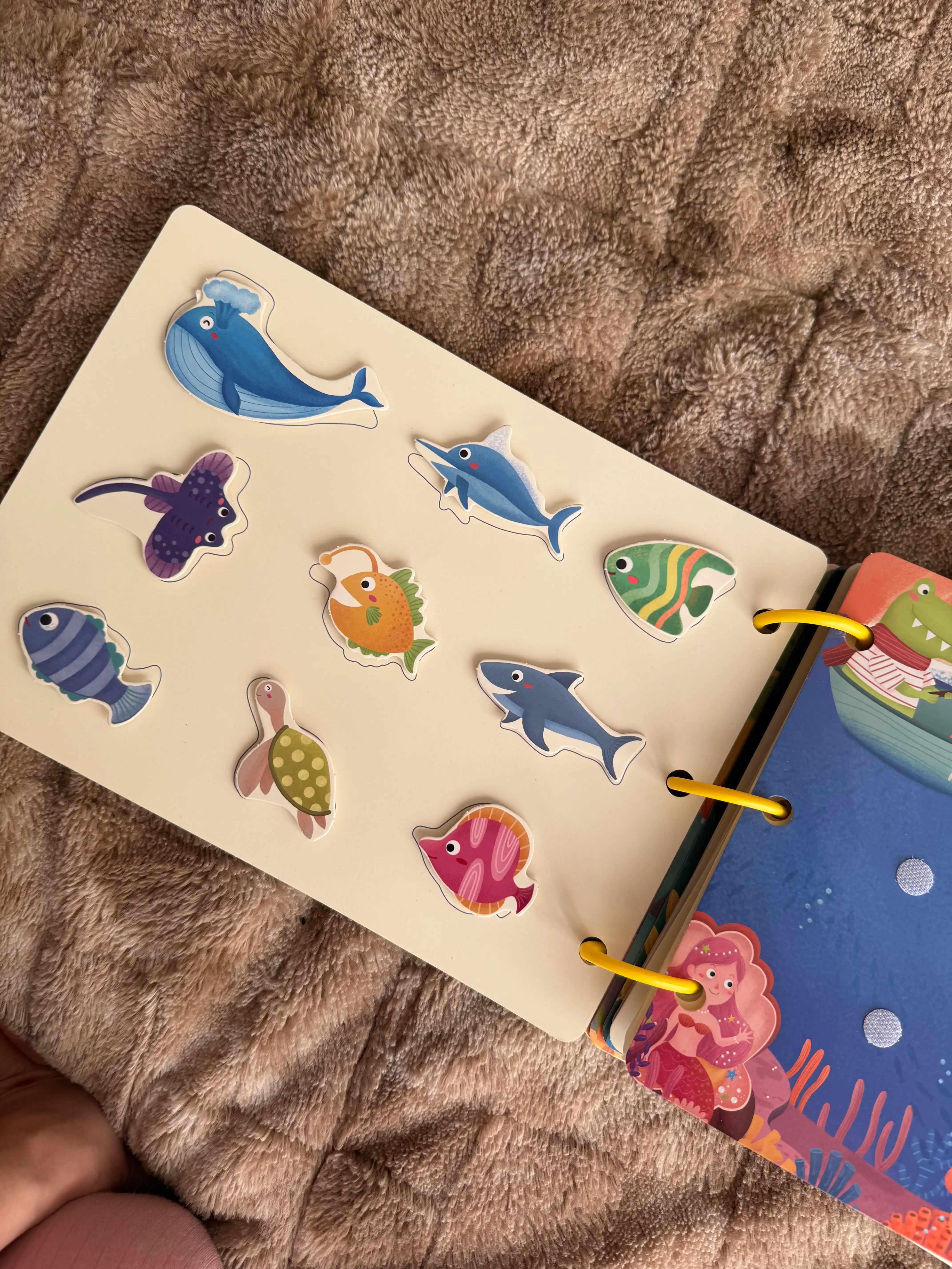 Развивающая книжка для детей BusyBook, Монтессори, липкий Бизибук на липучке