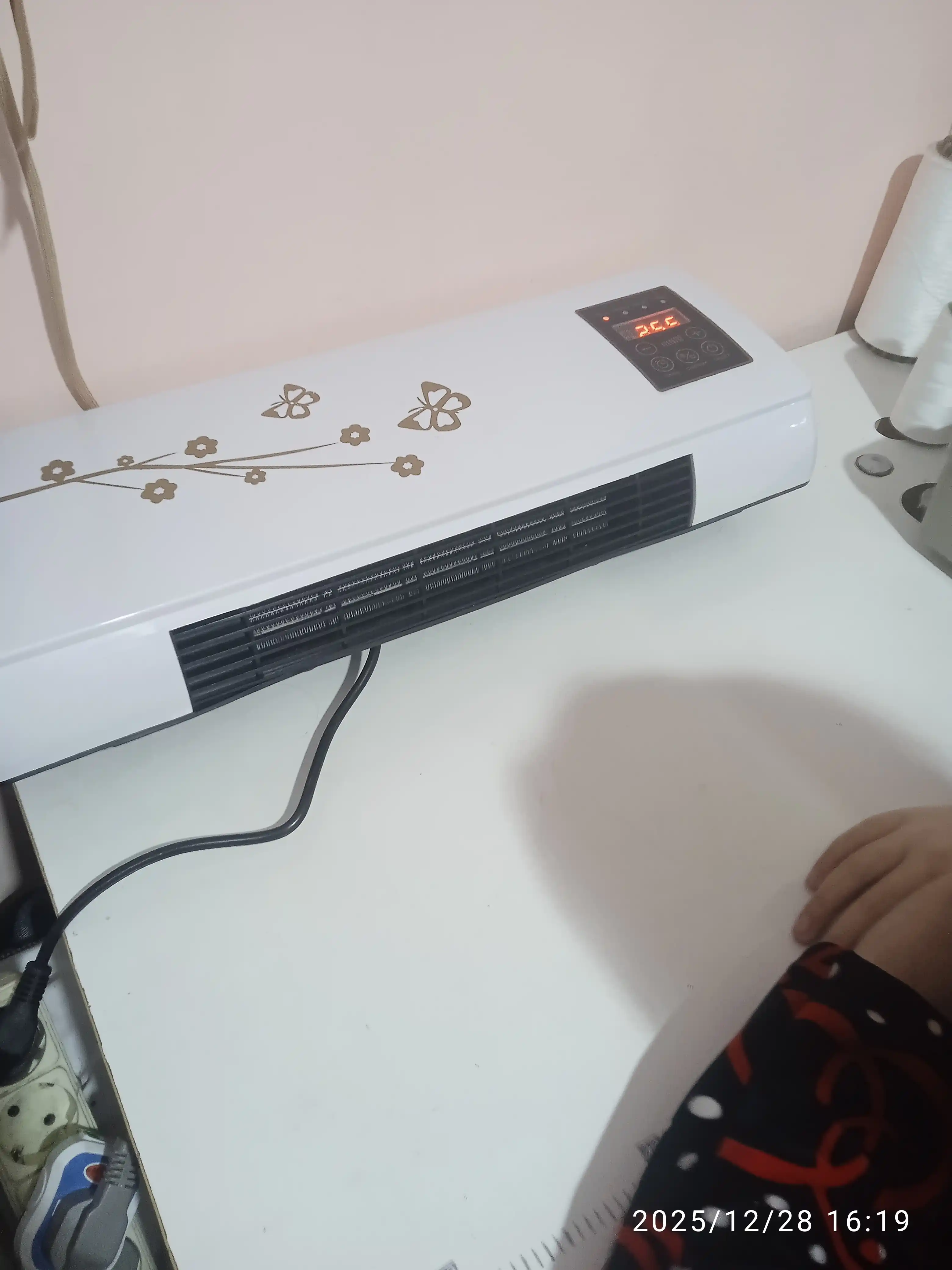 Devorga o'rnatiladigan elektr isitgich, pultli — konvektor tipidagi