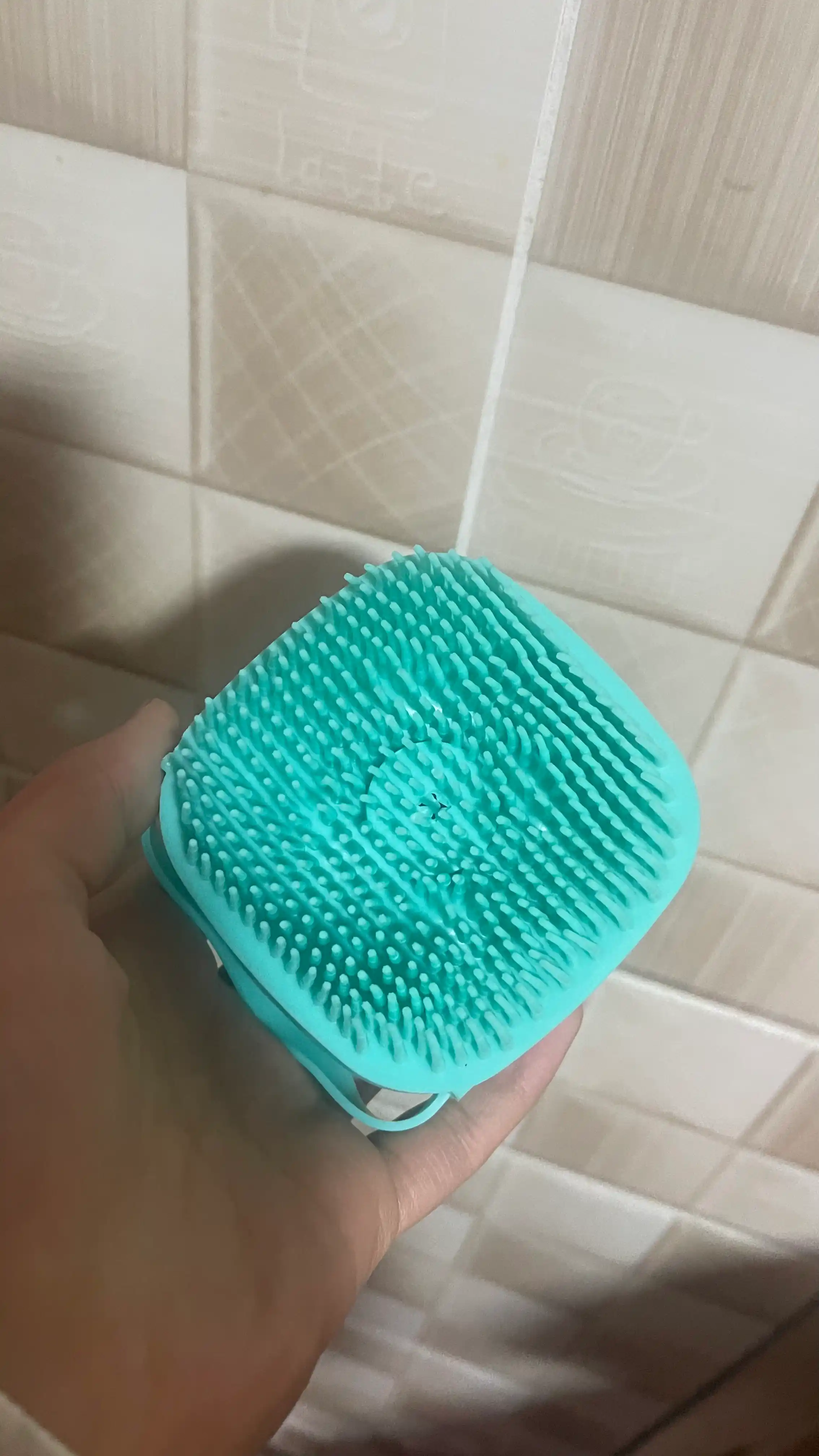 Dispenserli silikon cho'milish mochalkasi, dush massaj cho'tkasi