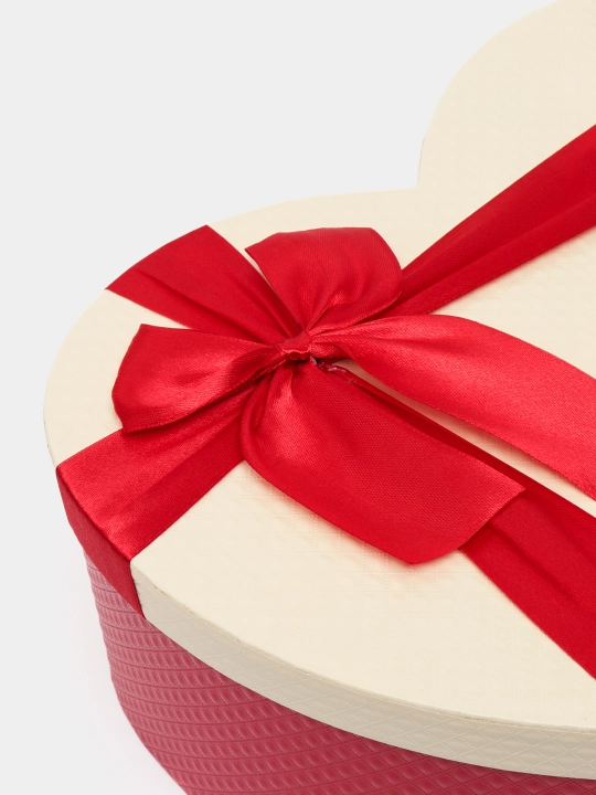 Подарочная коробка сердце. Красная gift box. Коробка для подарка