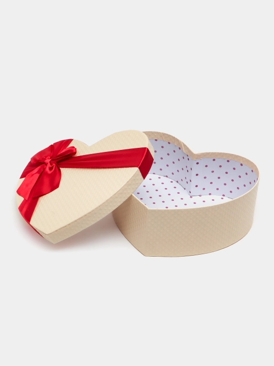 Подарочная коробка сердце. Красная gift box. Коробка для подарка
