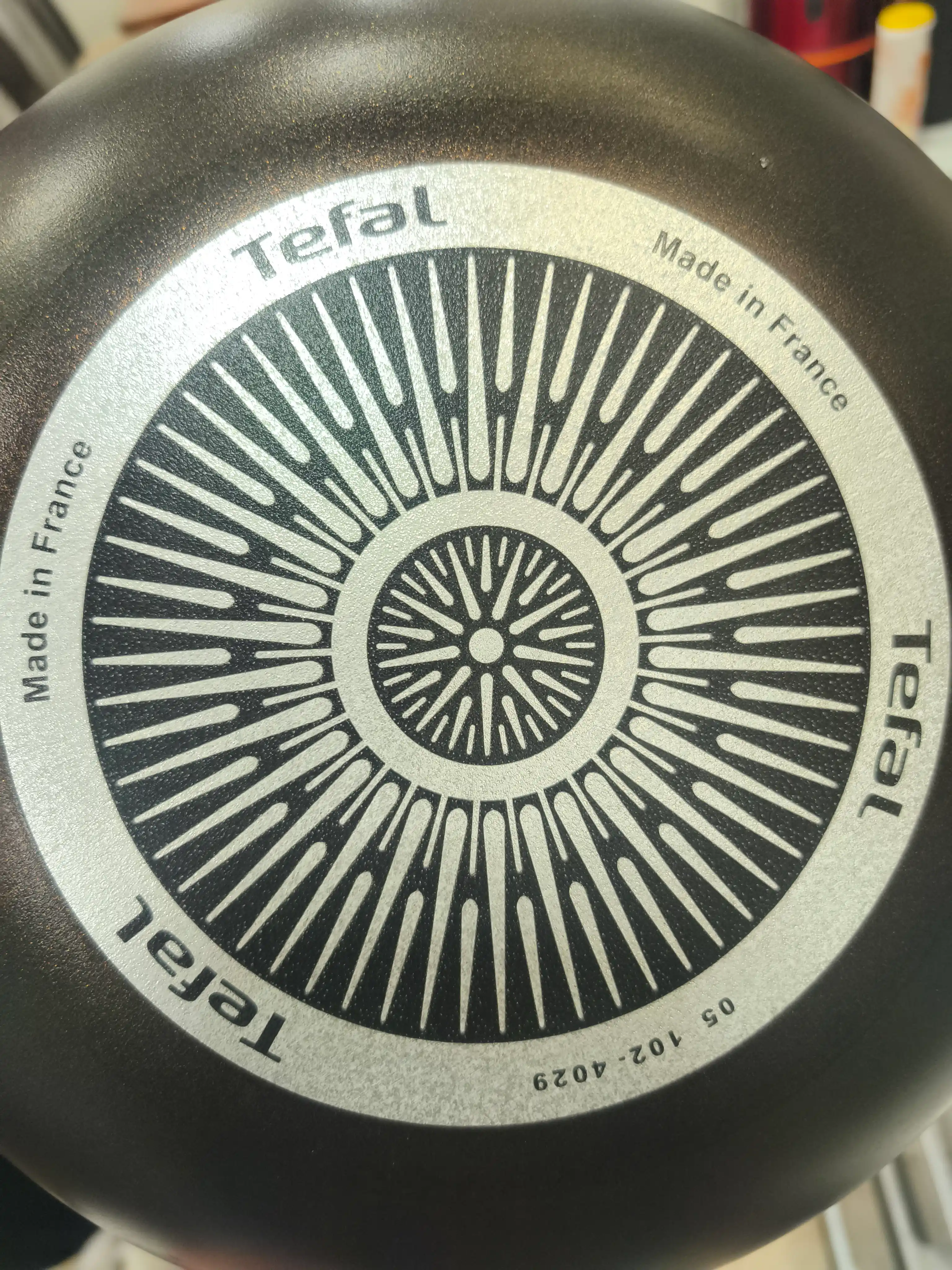 Антипригарная сковородка TEFAL JUST, BRUT, STRENGTH 20 / 22 / 24 / 26 / 28 см