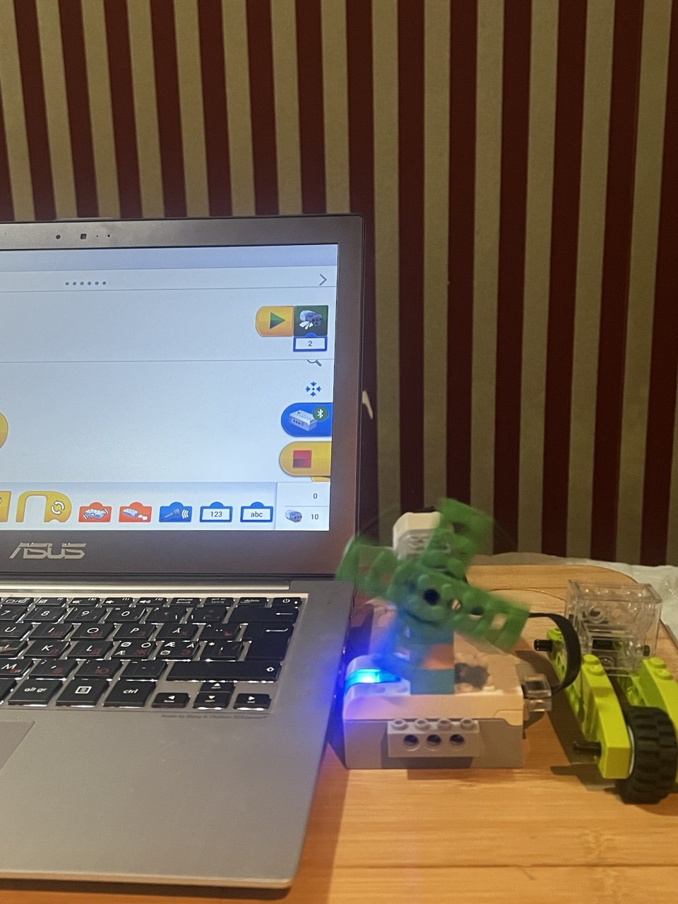 LEGO WeDo 2.0 konstruktori, akkumulyator va 2 ta motorchikli – robototexnika, 800+ model