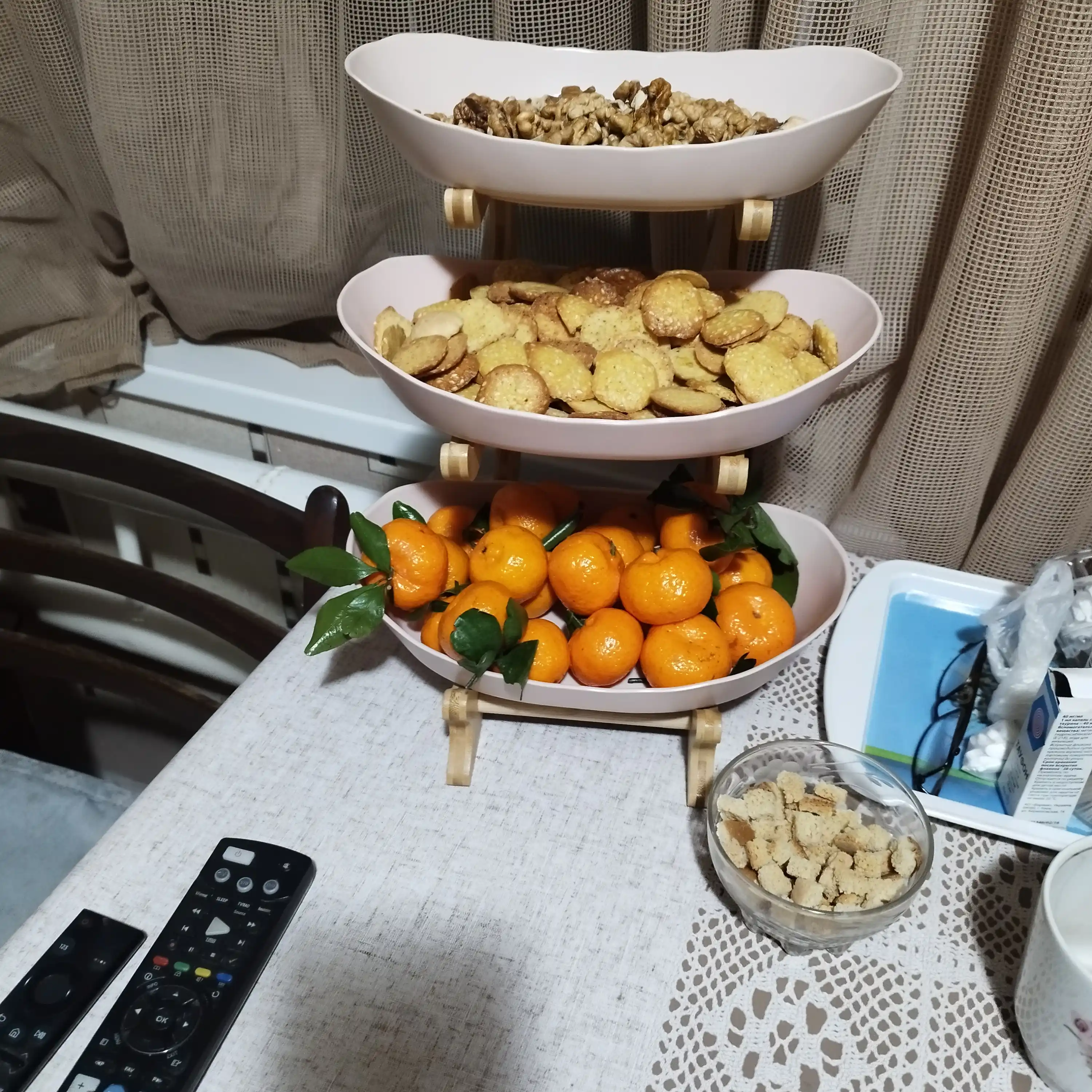 Uch qavatli meva idishi