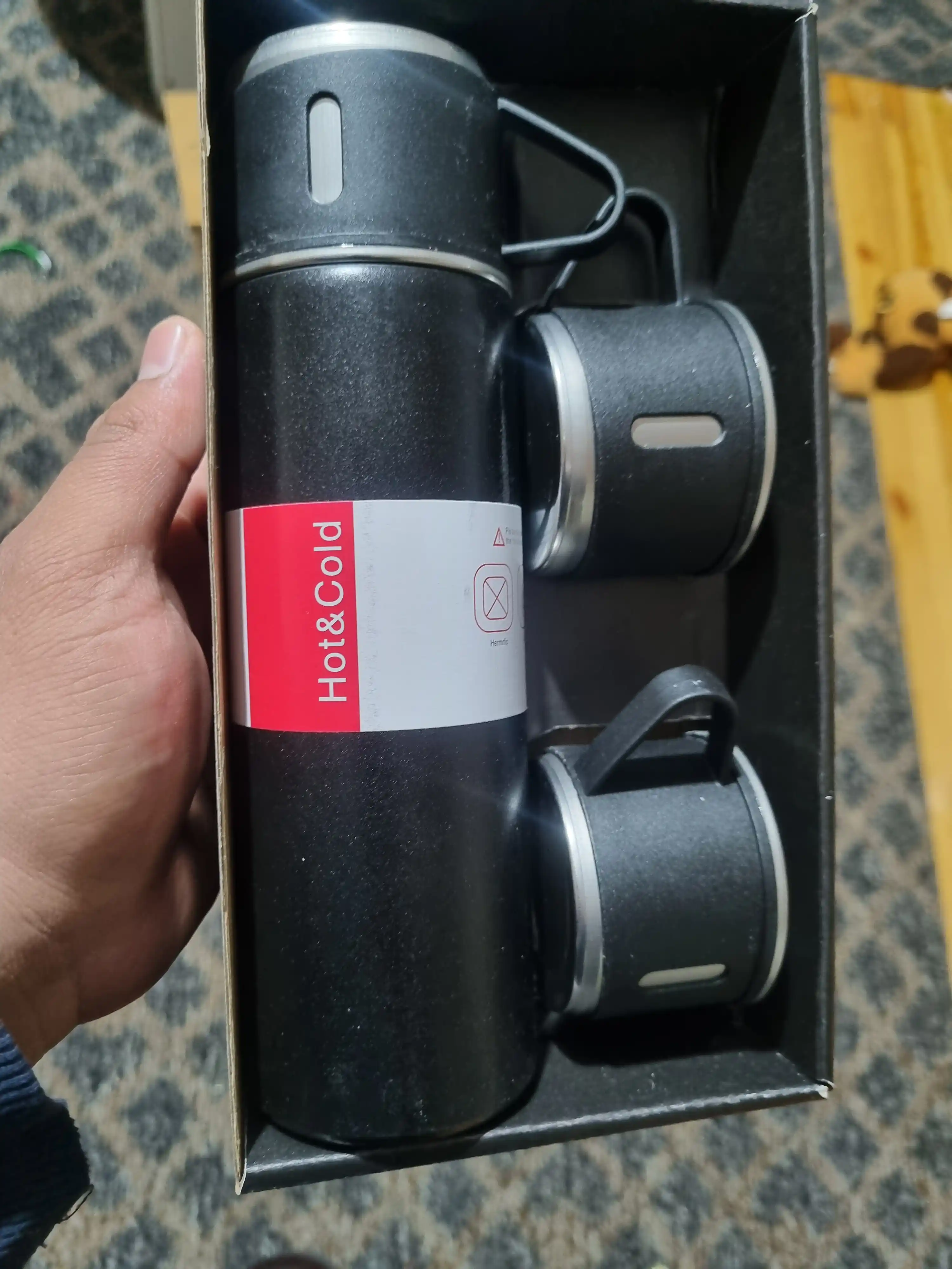 Termos - termokrujka, 3 piyoladan iborat sovg‘a to‘plami, 500 ml