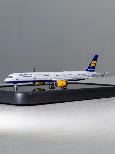 Boeing 757-300 samolyoti modeli, Icelandair (Fly Khiva) TF-FIX, NG Models, metall, 13,5 sm - 